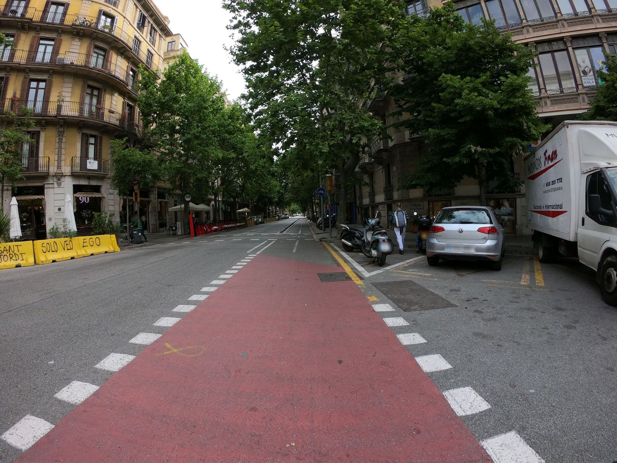 Street view near Pedrera Apartment Barcelona, Eixample — © rubencarbonero (CC BY-SA · Mapillary)