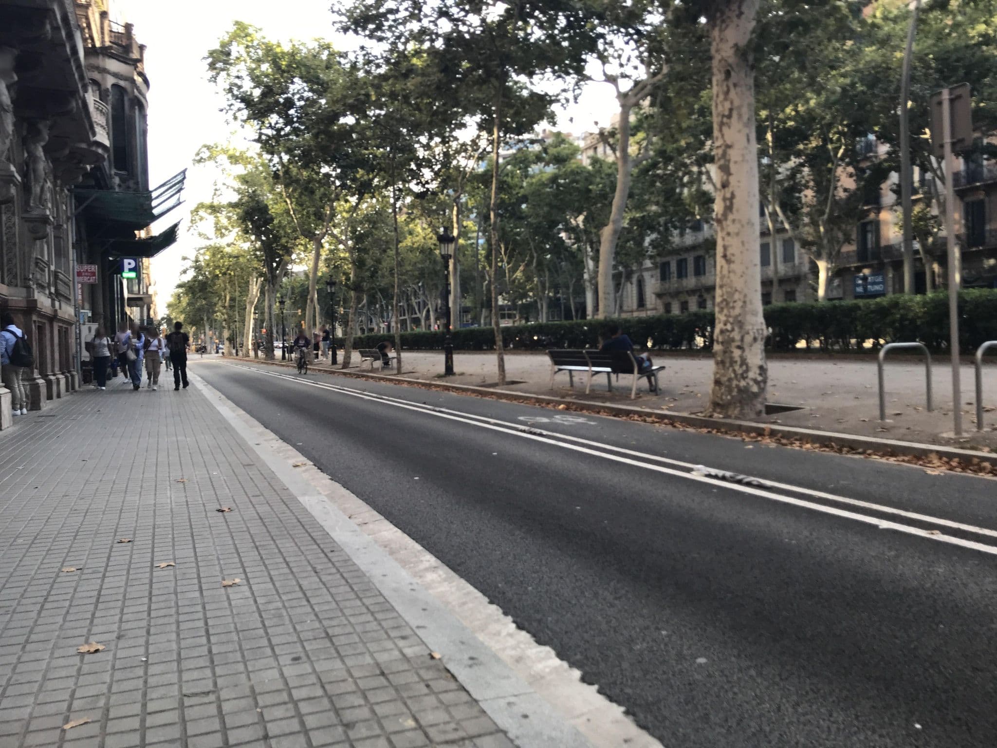Street view near Amra hotel, Fort Pienc — © miguel_andrade (CC BY-SA · Mapillary)