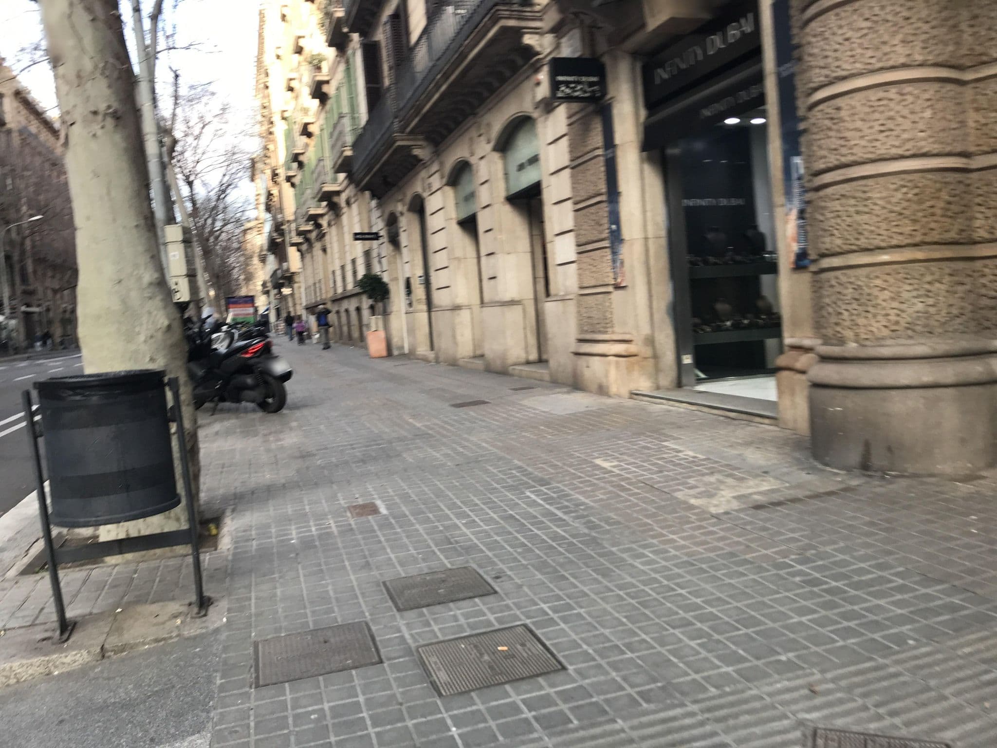 Street view near Hostal Windsor, Eixample — © miguel_andrade (CC BY-SA · Mapillary)