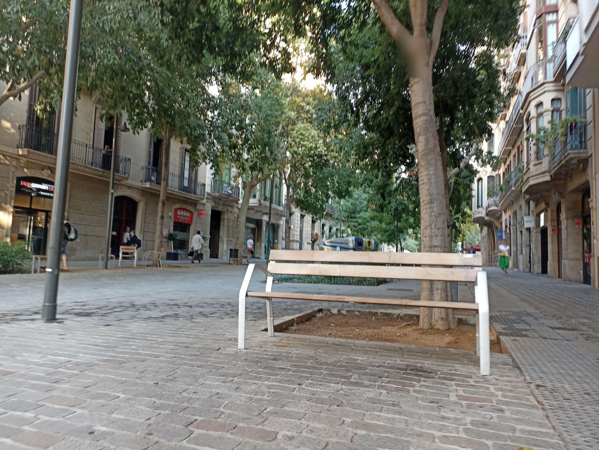 Street view near Fabrizzio's Hostel, Dreta de l'Eixample — © toniserra (CC BY-SA · Mapillary)