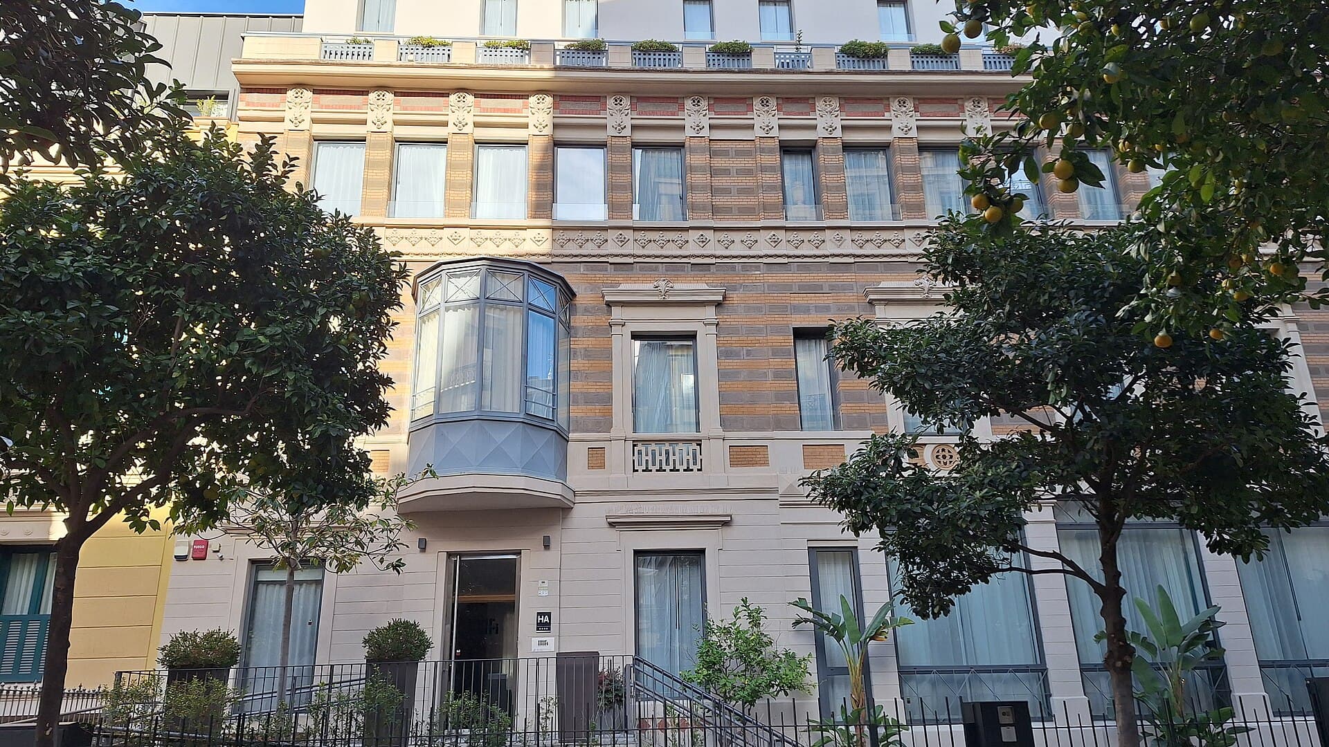 Murmuri Residence Mercader (via Wikimedia Commons, CC BY-SA 3.0)