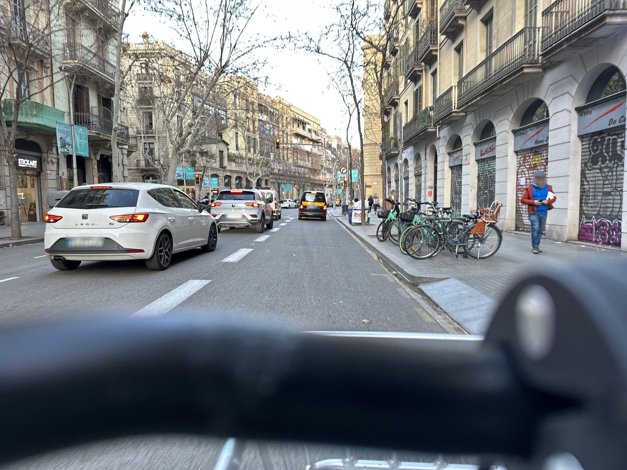 Street view near Hostal Dos Reinos, Fort Pienc — © RSTQ (CC BY-SA · Mapillary)
