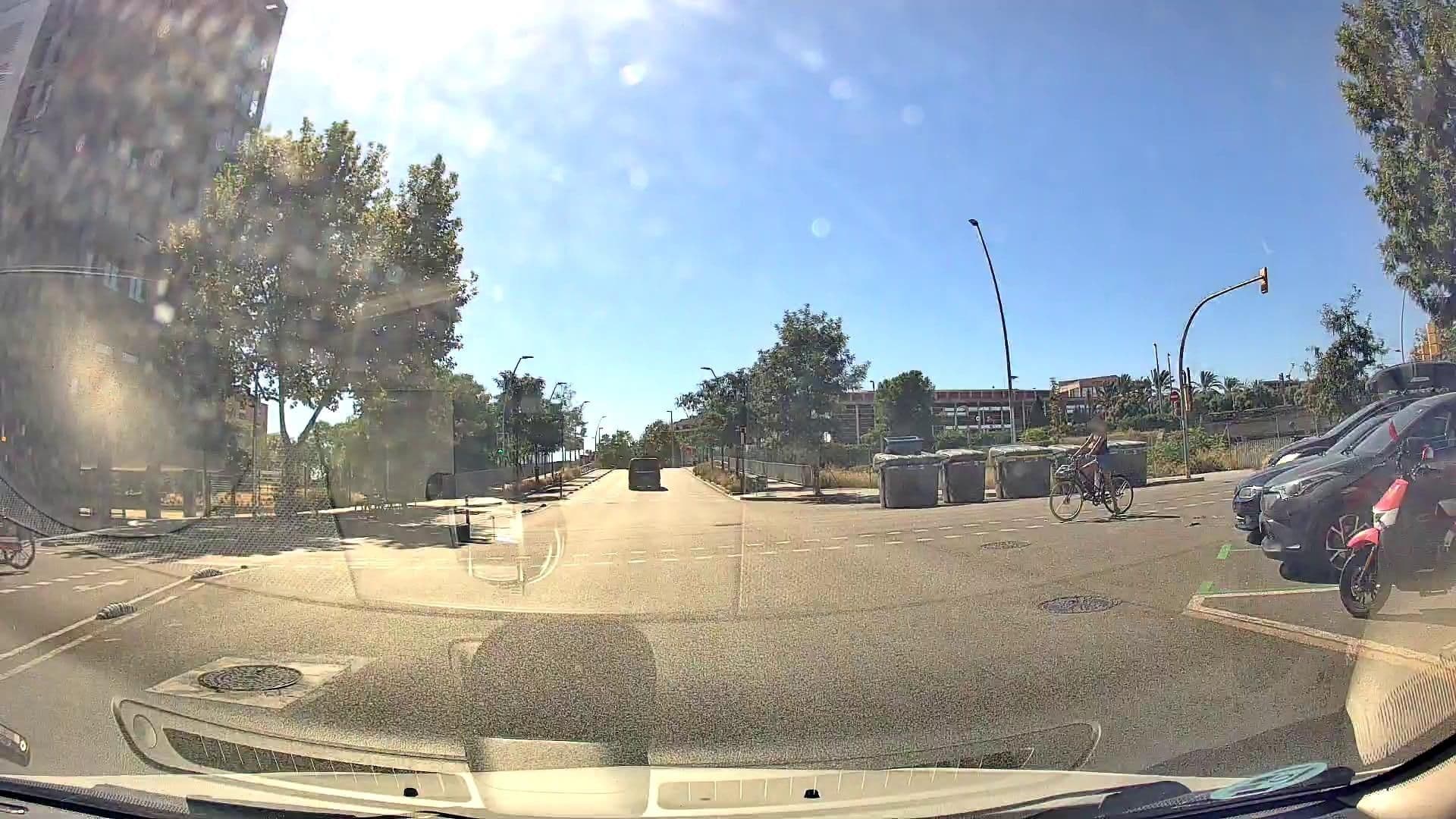Street view near Hostal Hitech TwentyTú, el Parc i la Llacuna del Poblenou — © m_esp_32 (CC BY-SA · Mapillary)