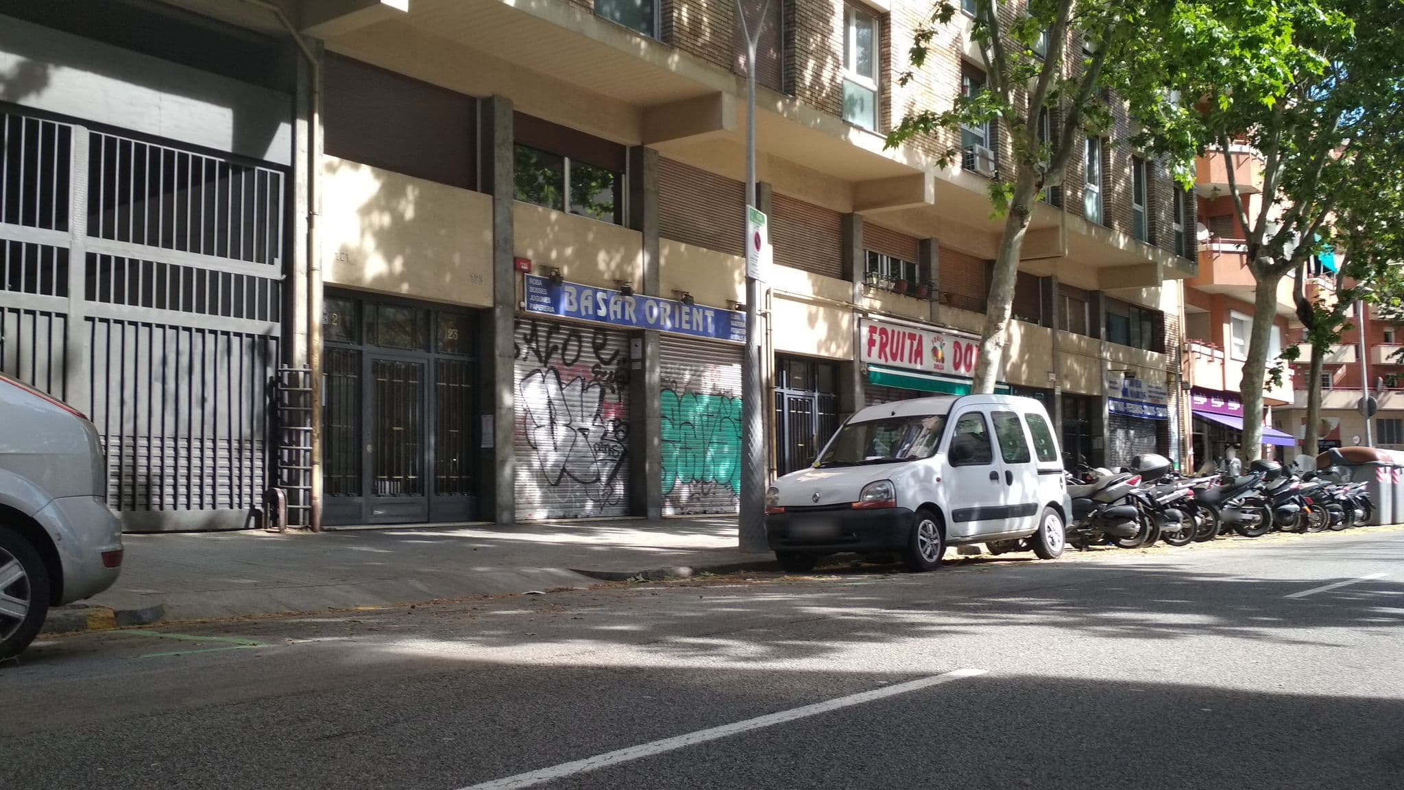 Street view near Be Barcelona Eixample Arco del Triunfo, Fort Pienc — © toniserra (CC BY-SA · Mapillary)