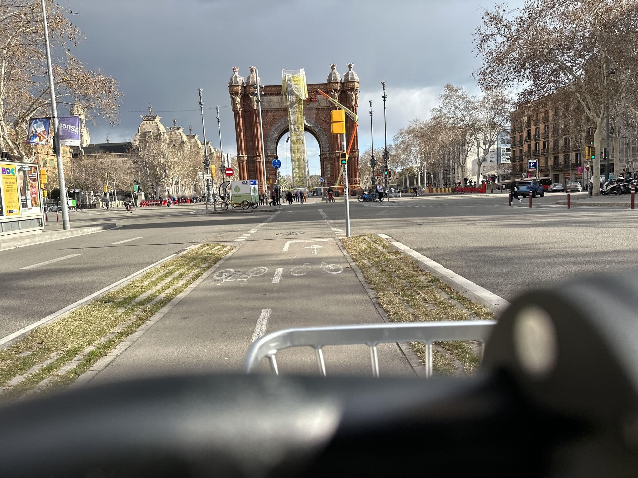 Street view near Arc de Triomf Hostel, Fort Pienc — © RSTQ (CC BY-SA · Mapillary)