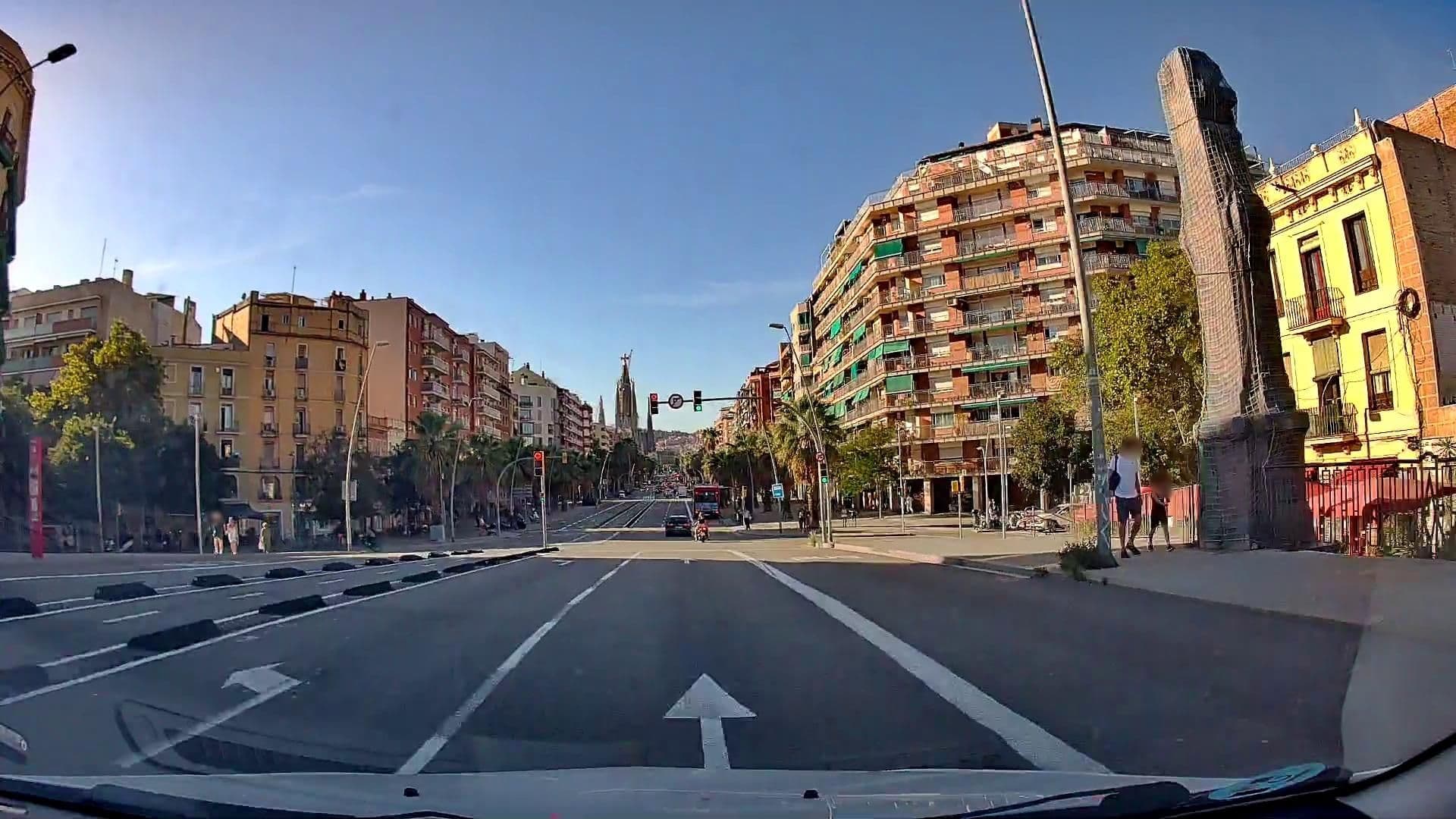 Street view near Cosy Rooms, el Parc i la Llacuna del Poblenou — © m_esp_32 (CC BY-SA · Mapillary)