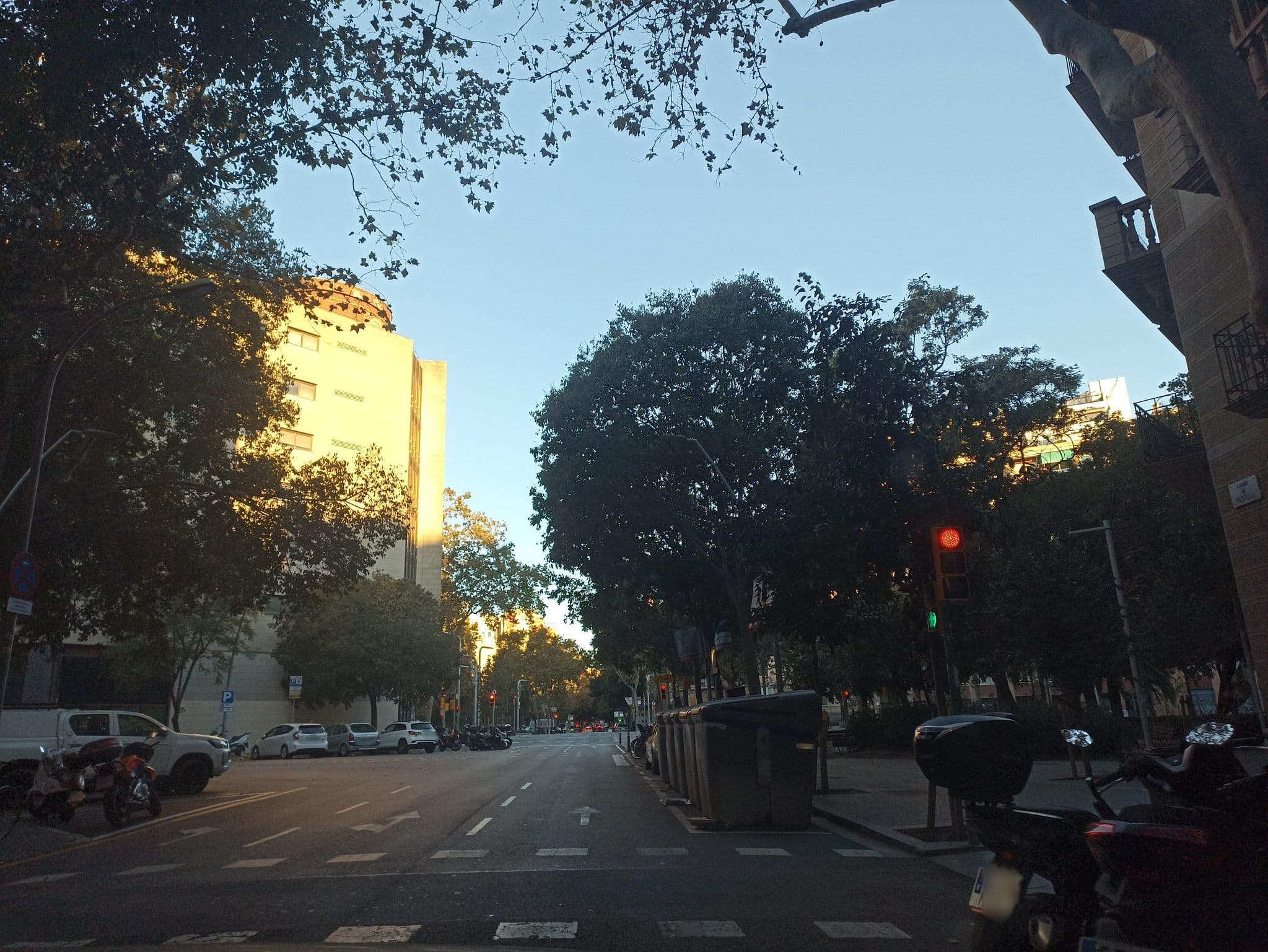 Street view near Autèntic Barcelona Monumental, el Parc i la Llacuna del Poblenou — © toniserra (CC BY-SA · Mapillary)