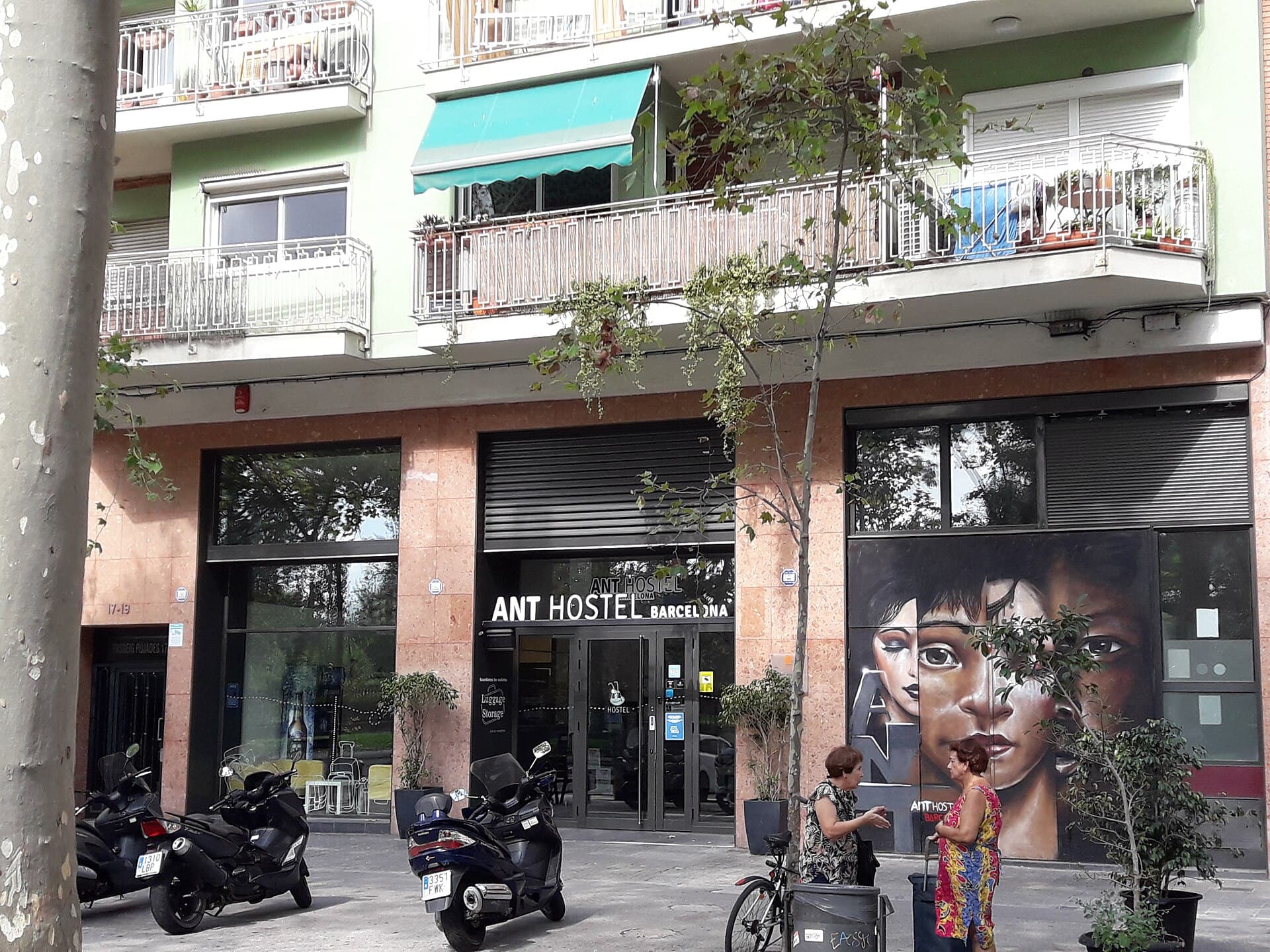 ANT Hostel Barcelona (via Wikimedia Commons, CC BY-SA 3.0)