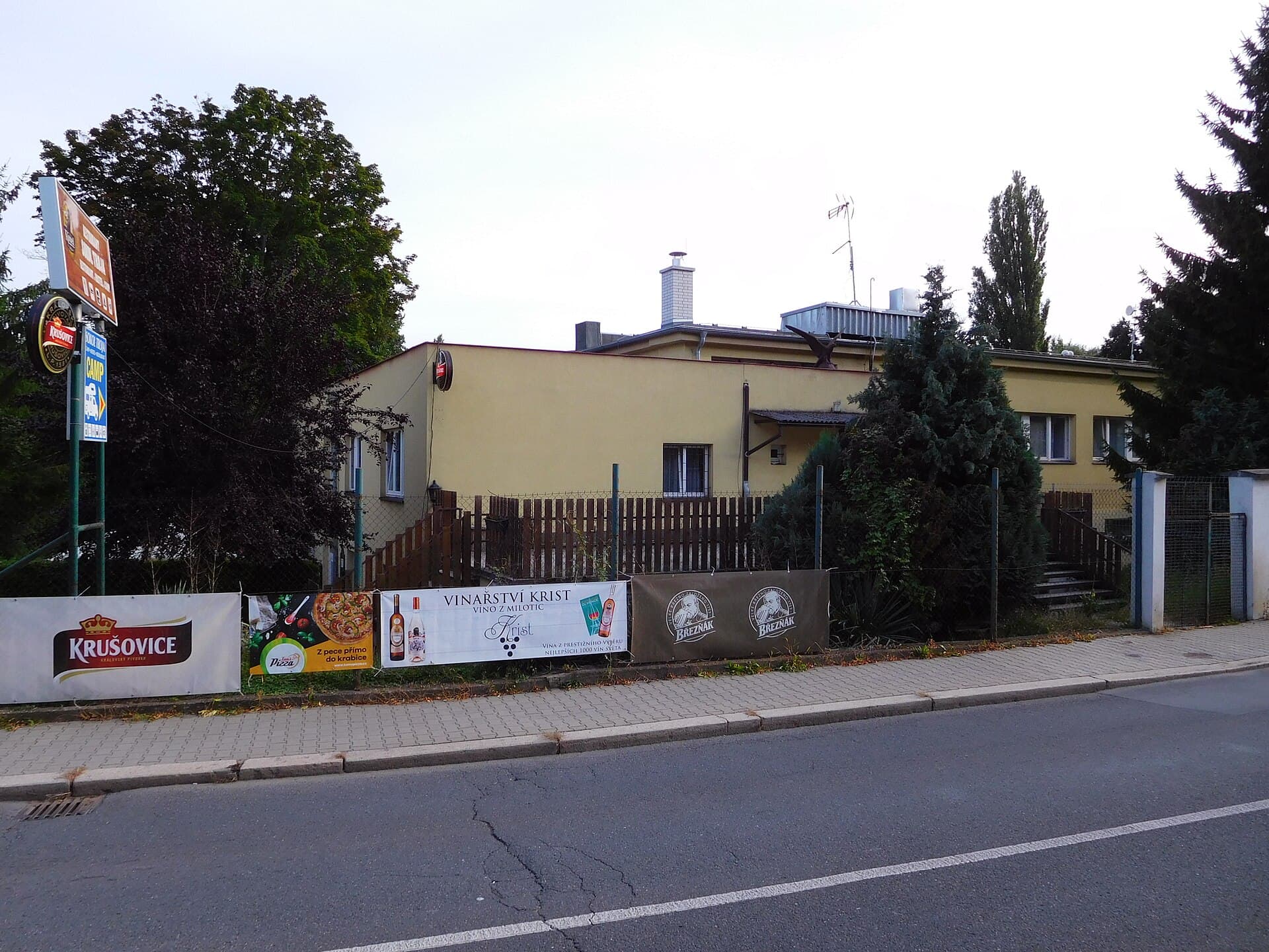 Camp Sokol Troja (via Wikimedia Commons, CC BY-SA 4.0)