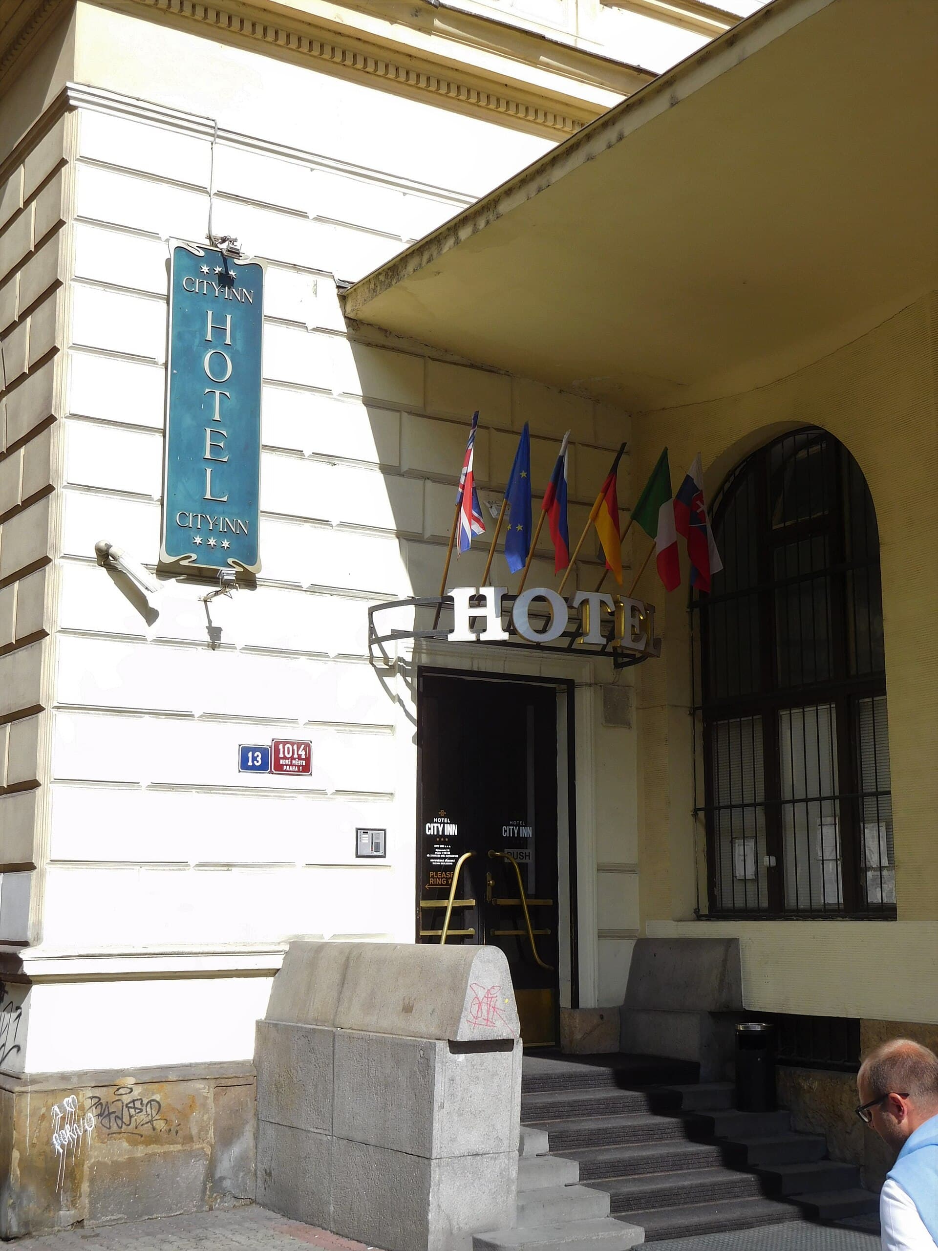 City Inn (via Wikimedia Commons, CC BY-SA 3.0)