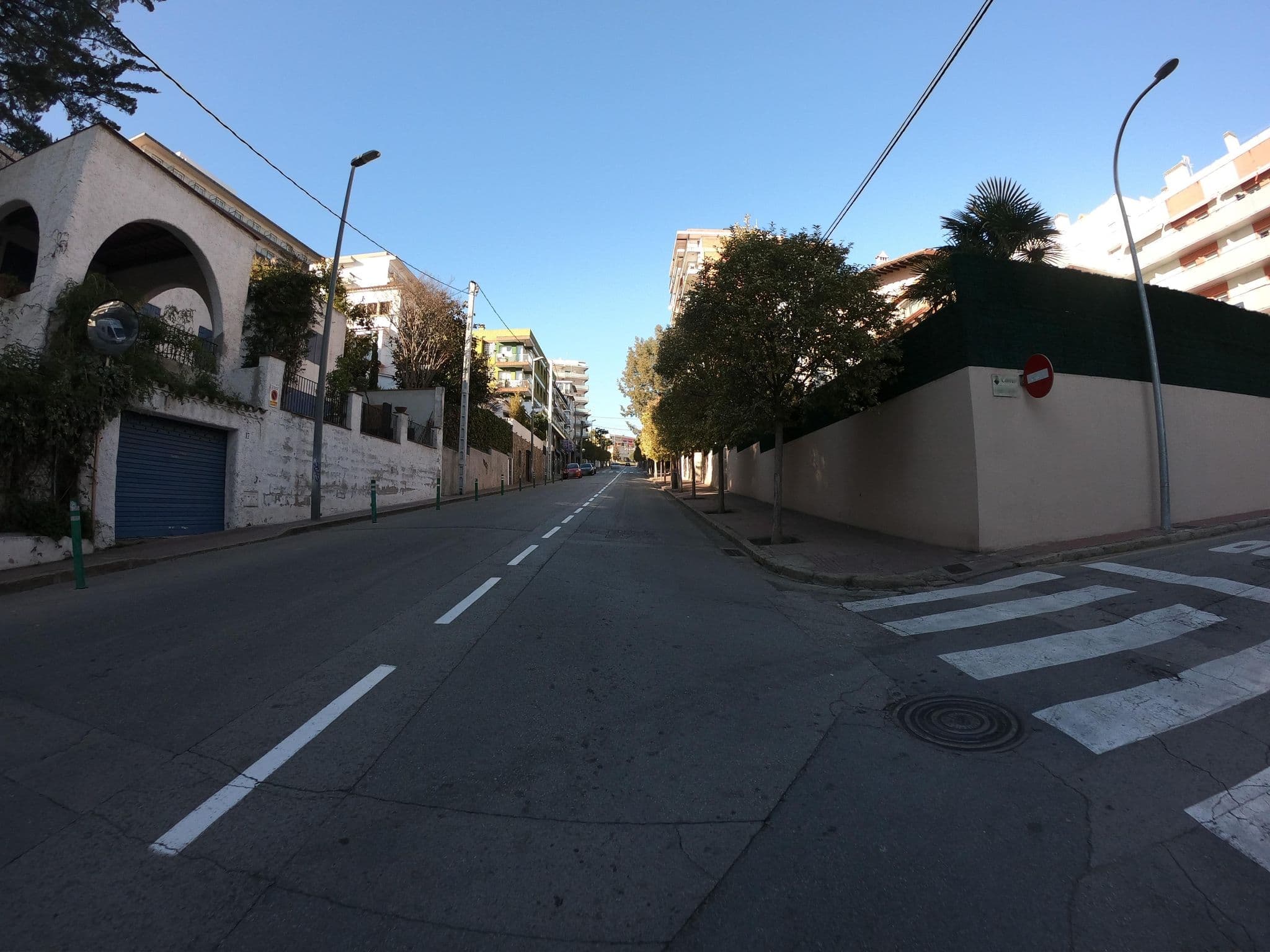 Street view near Busje bij hotel Rosamar, Lloret de Mar — © joostjakob (CC BY-SA · Mapillary)