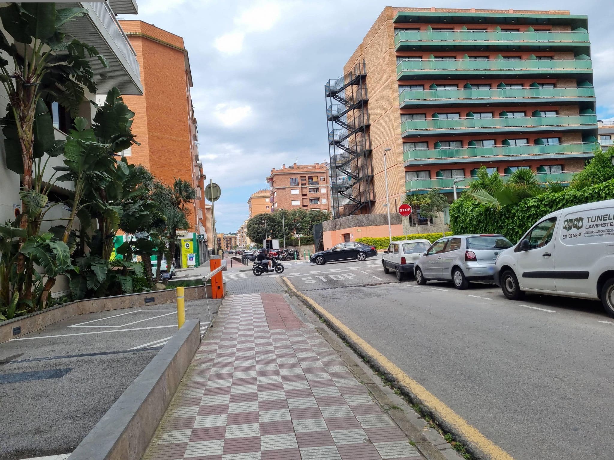 Street view near HOTEL OASIS PARK **** POOL, Lloret de Mar — © Franciscovalera (CC BY-SA · Mapillary)