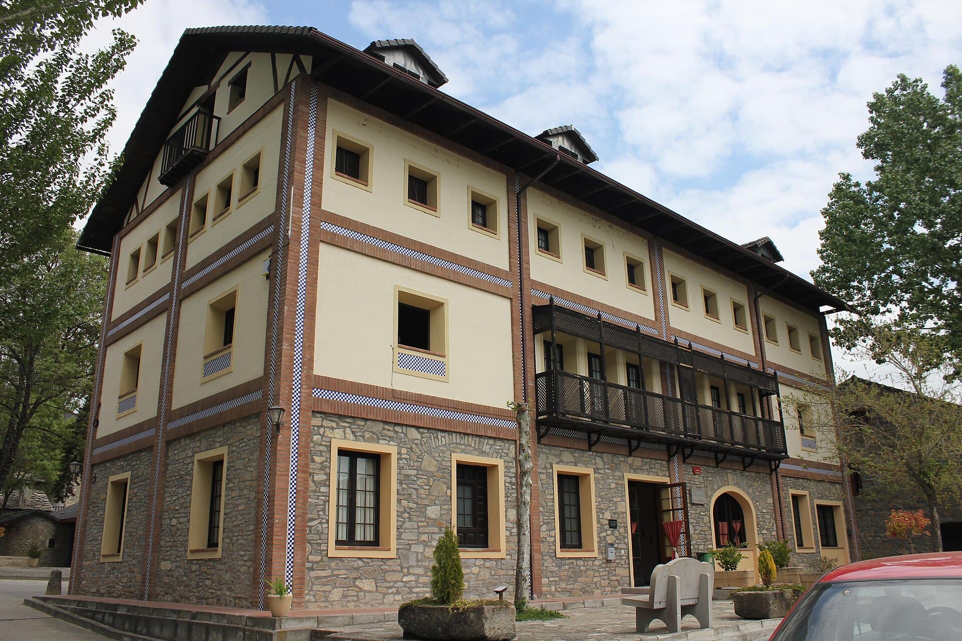 Centro de Vacaciones Morillo de Tou (via Wikimedia Commons, CC BY-SA 3.0)