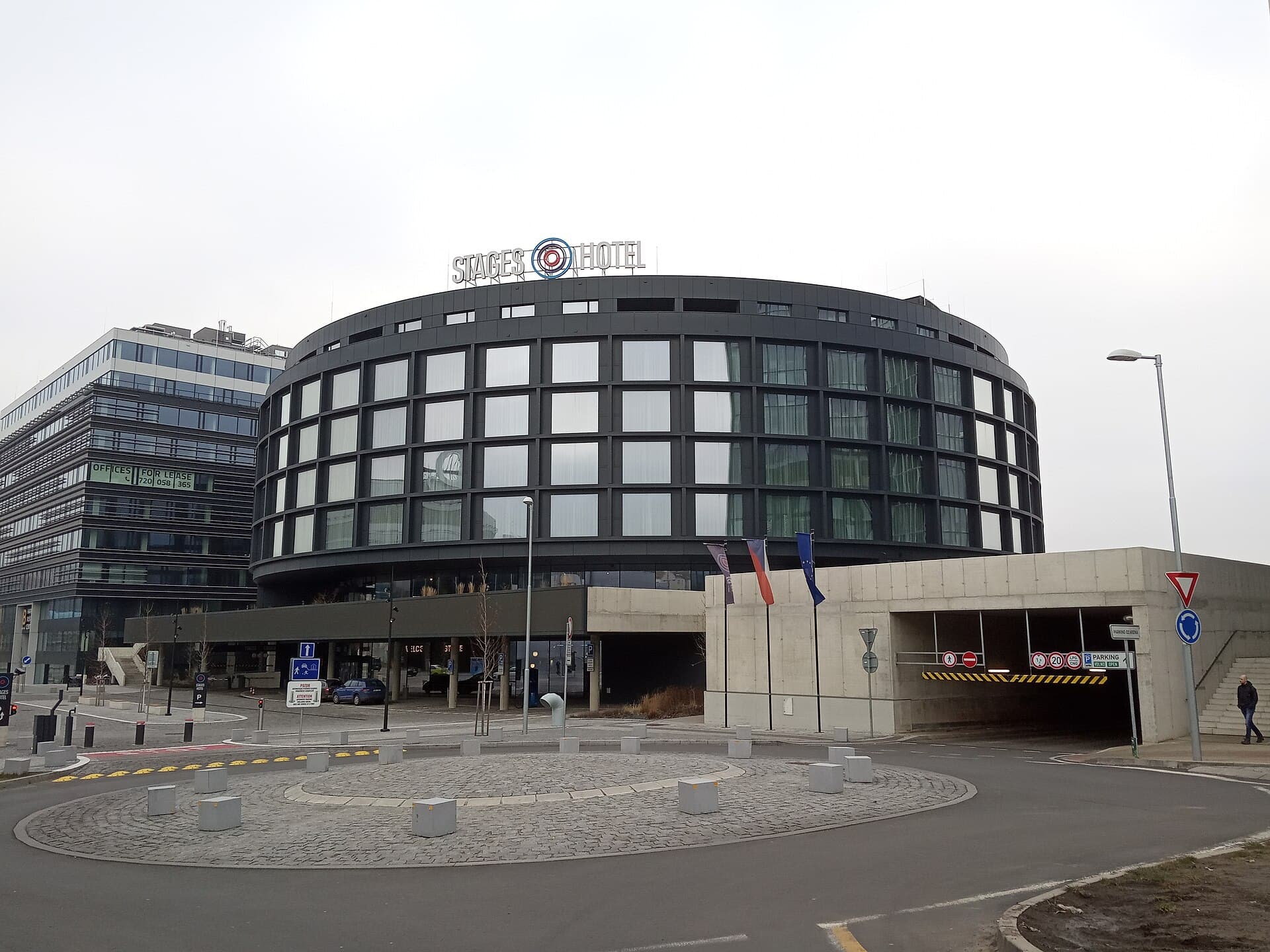 Stages Hotel (via Wikimedia Commons, CC BY-SA 4.0)