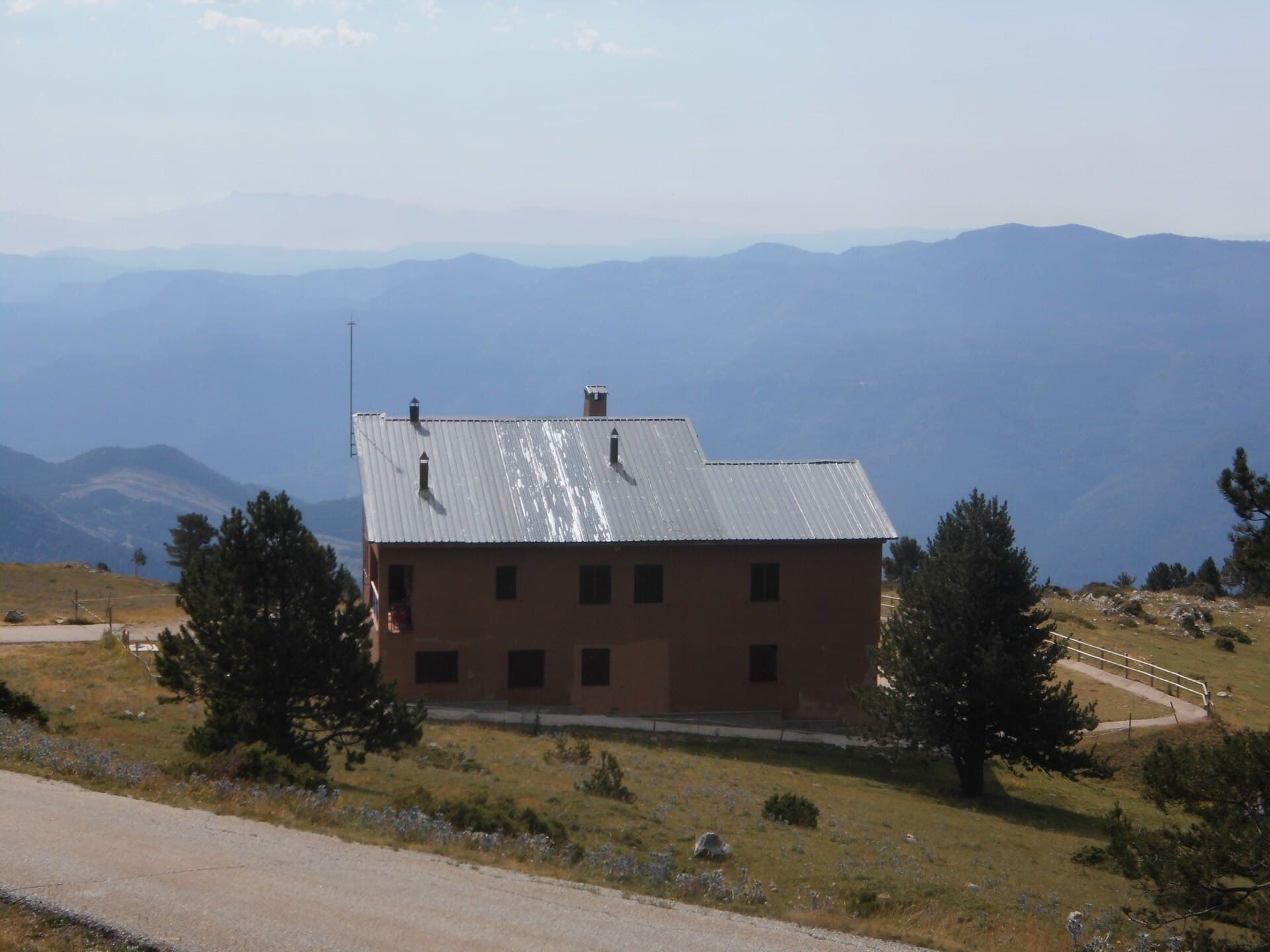 Xalet Coll De Pal (via Wikimedia Commons, CC BY-SA 4.0)