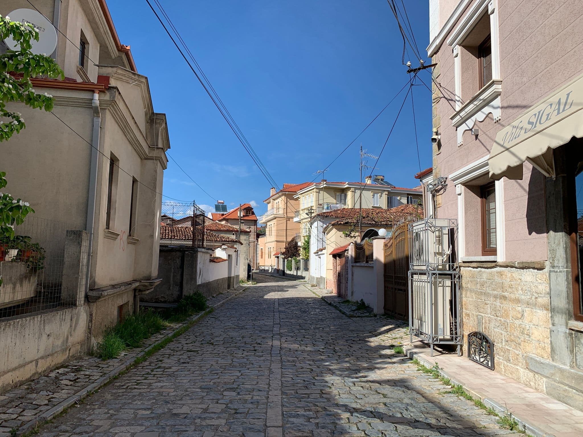 Street view near Vila Sigal, Korçë — © vrinek (CC BY-SA · Mapillary)