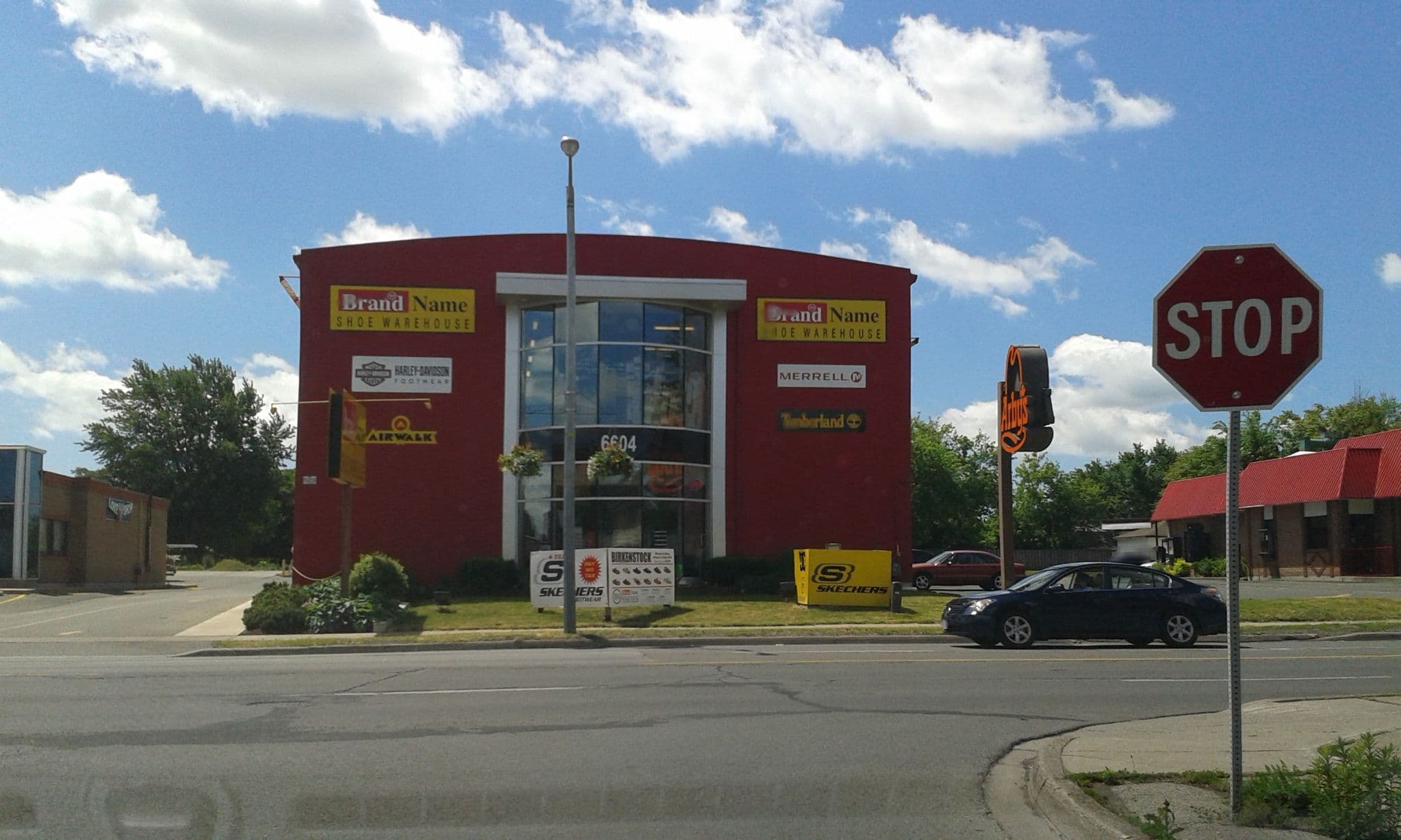 Street view near Terrace Motel Court, Niagara Falls — © thetornado76 (CC BY-SA · Mapillary)