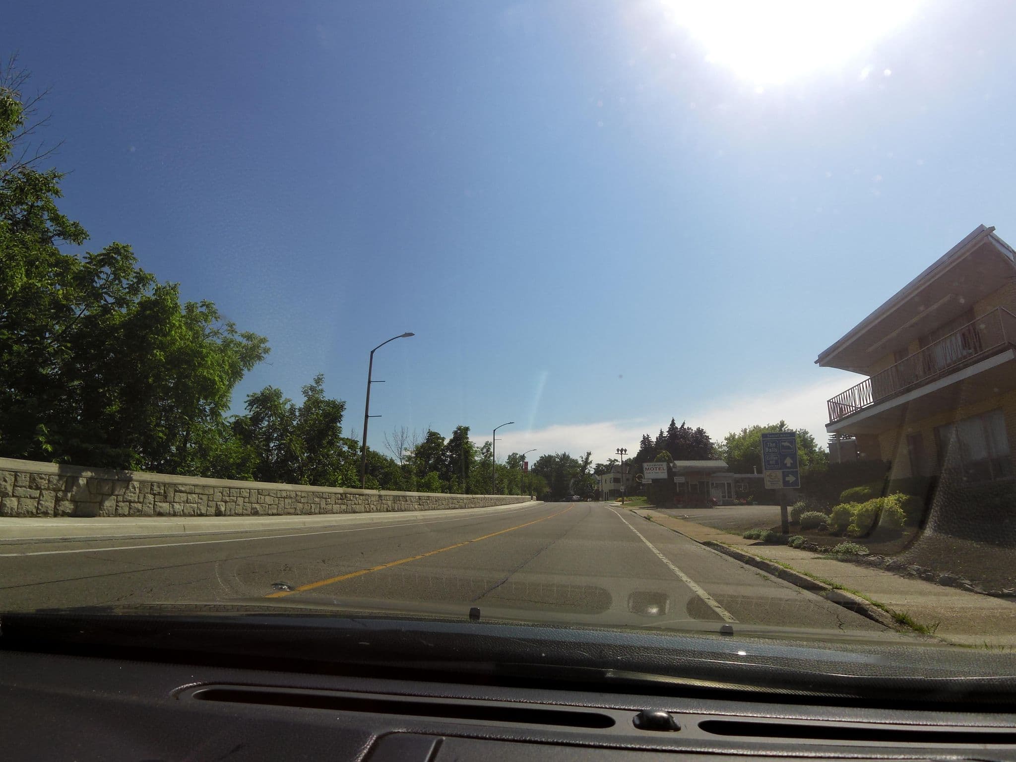 Street view near Parkway Motel, Niagara Falls — © kevo (CC BY-SA · Mapillary)