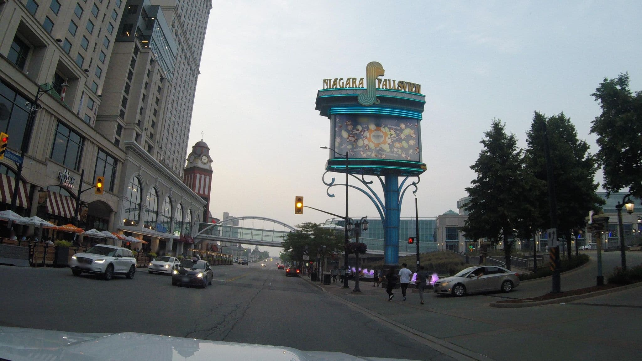 Street view near Infinity Pool, Niagara Falls — © raveneye (CC BY-SA · Mapillary)