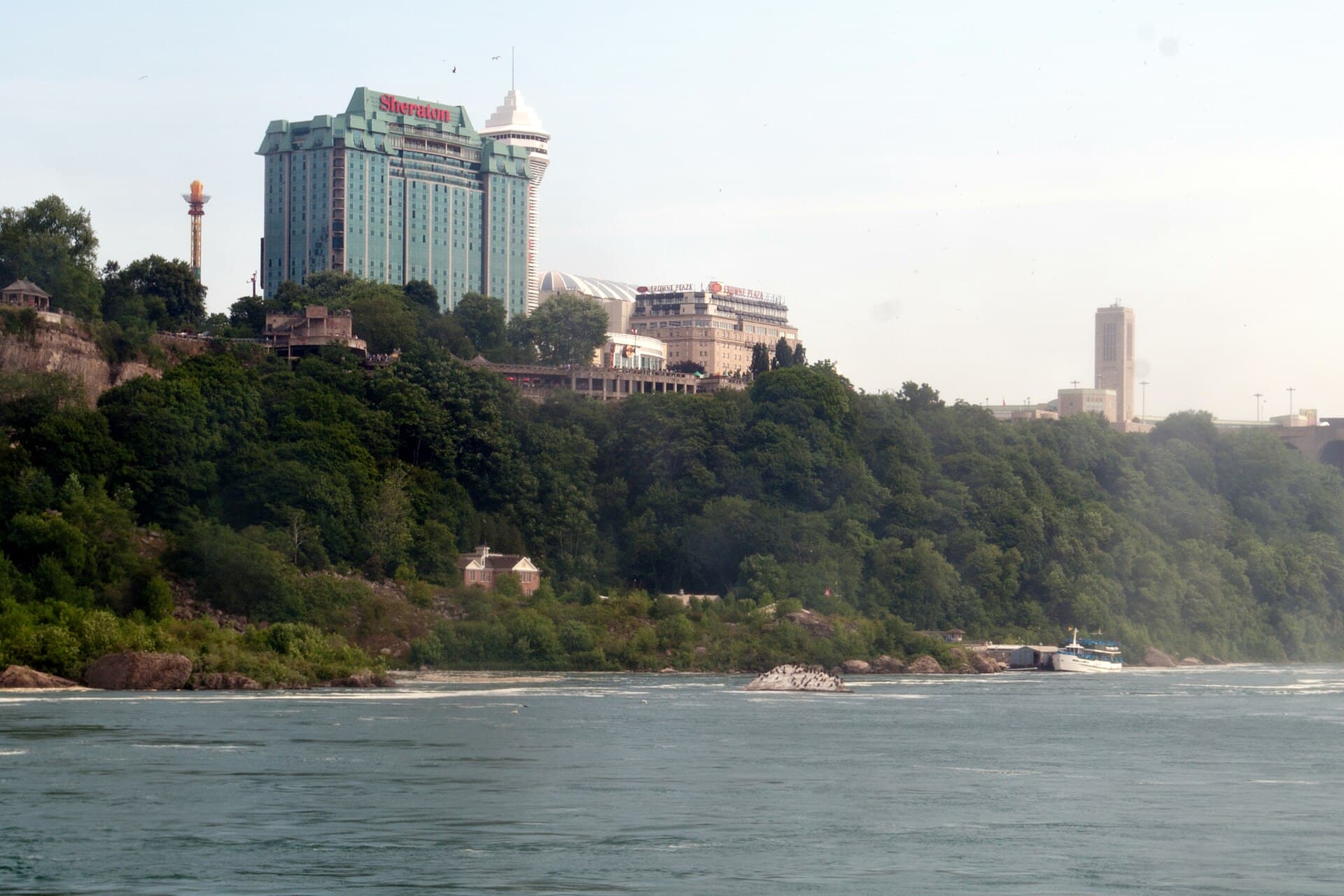 Sheraton on the Falls Hotel (via Wikimedia Commons, CC BY-SA 3.0)