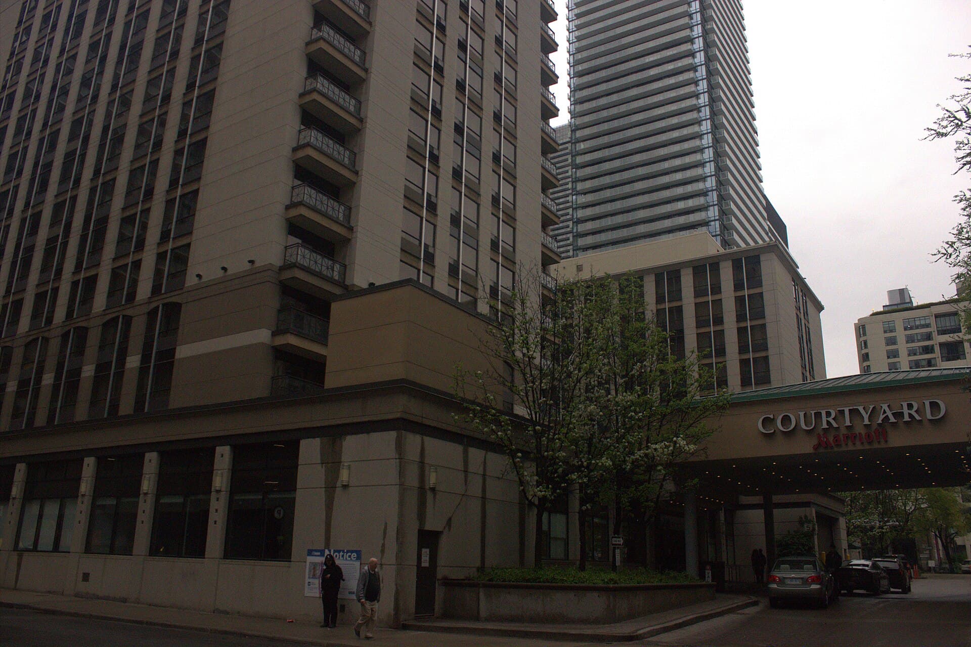 Courtyard by Marriott Toronto Downtown (via Wikimedia Commons, CC BY-SA 3.0)