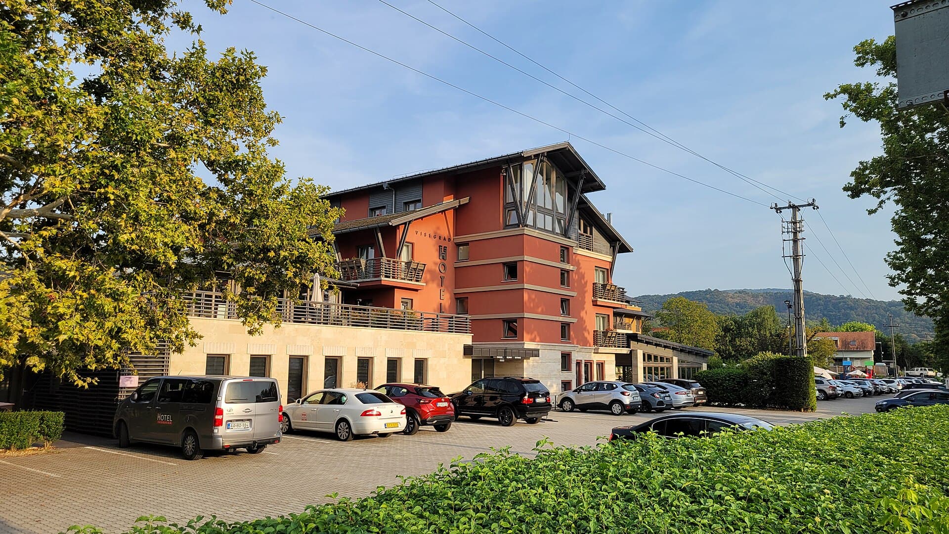 Hotel Visegrád (via Wikimedia Commons, CC BY-SA 3.0)