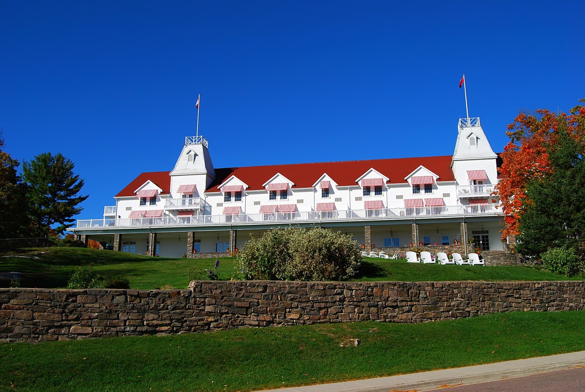 Windermere House (via Wikimedia Commons, Public domain)