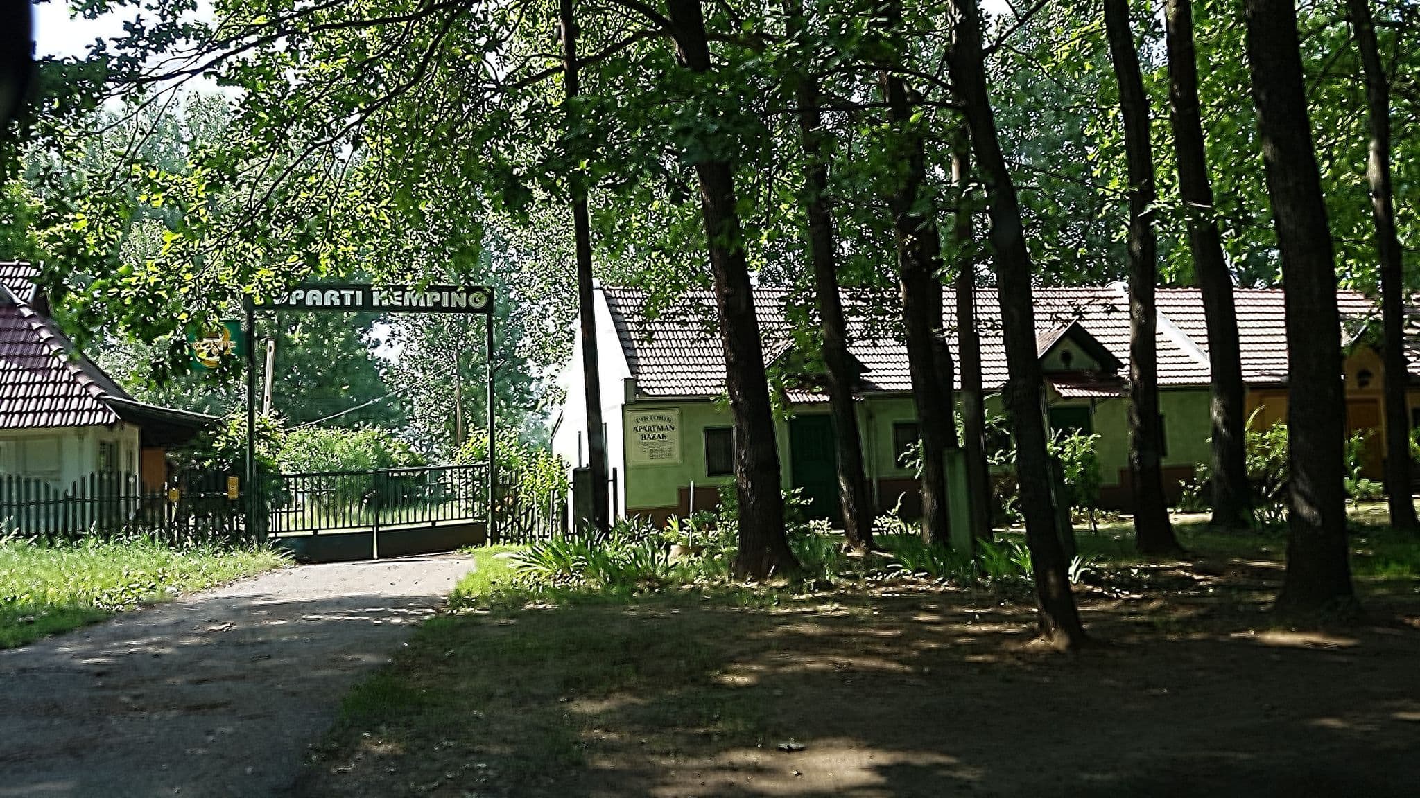 Street view near Tóparti Camping, Tiszafüred — © grin (CC BY-SA · Mapillary)