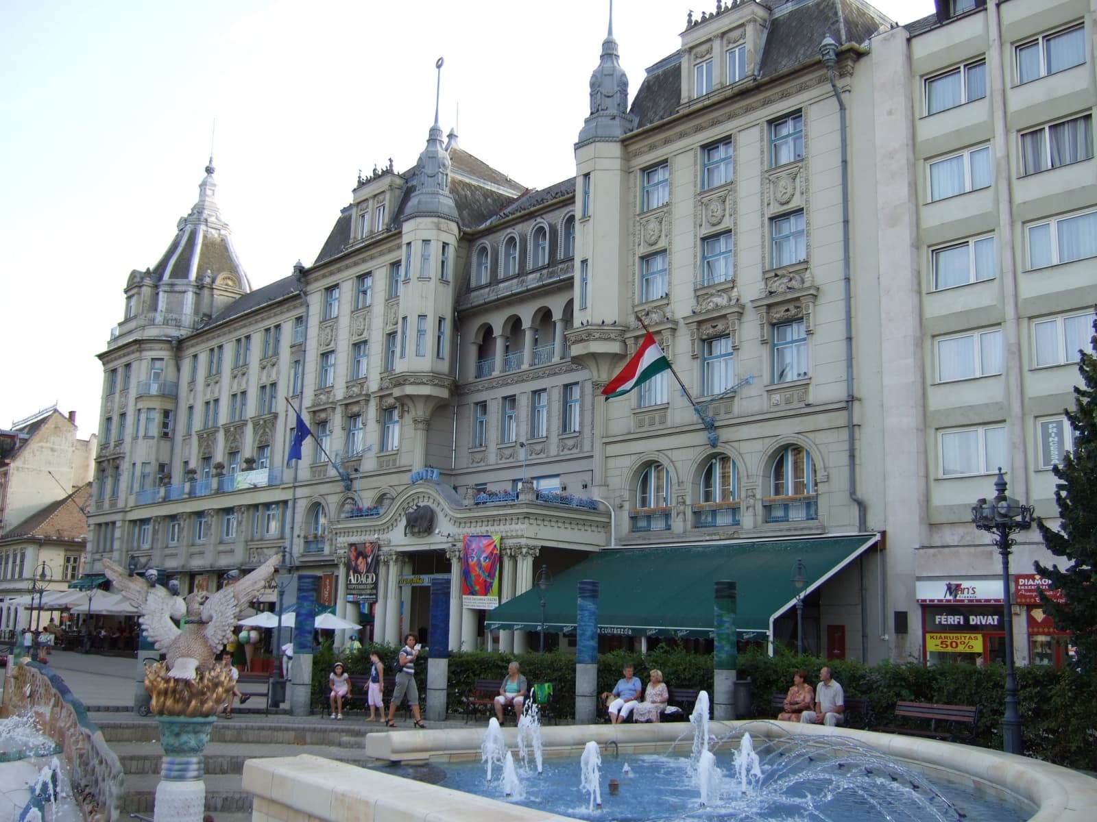 Grand Hotel Aranybika (via Wikimedia Commons, CC BY-SA 2.5 hu)
