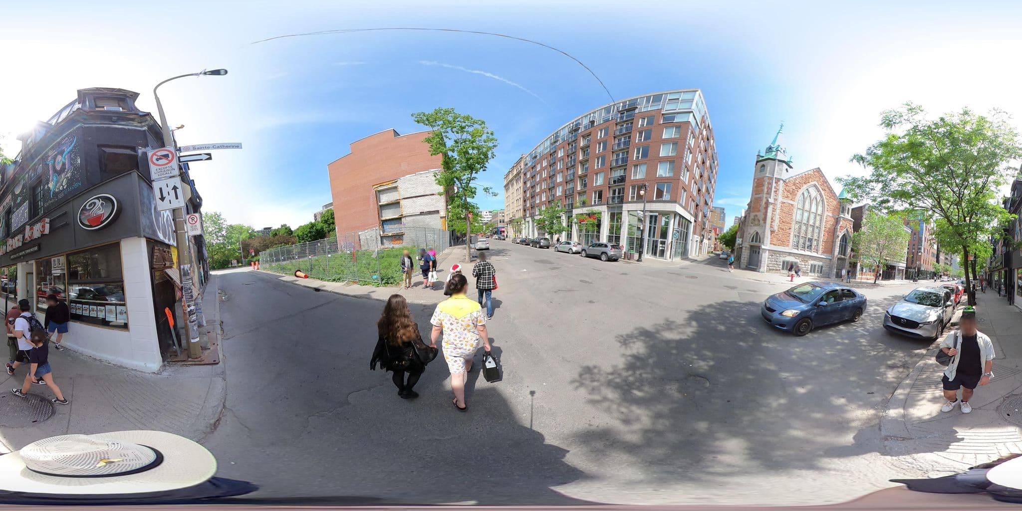 Street view near Accueil, Milton-Parc — © une_abeille (CC BY-SA · Mapillary)