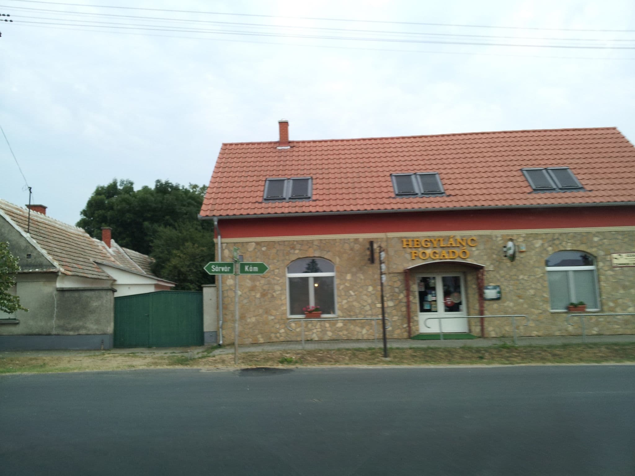 Street view near Hegylánc Fogadó, Sárvár — © kolesajr (CC BY-SA · Mapillary)