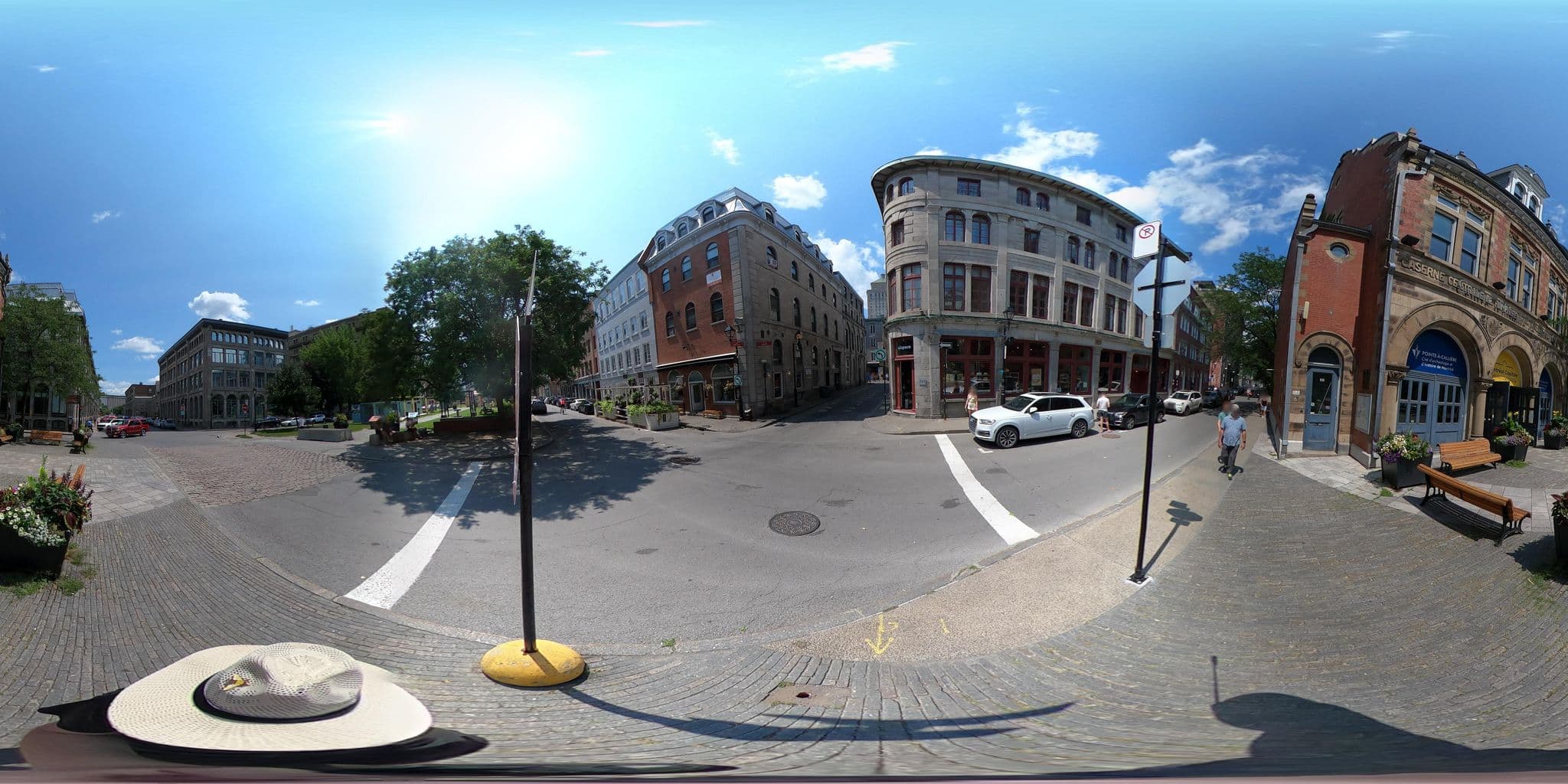 Street view near Alternative BackPackers, Ville-Marie — © une_abeille (CC BY-SA · Mapillary)