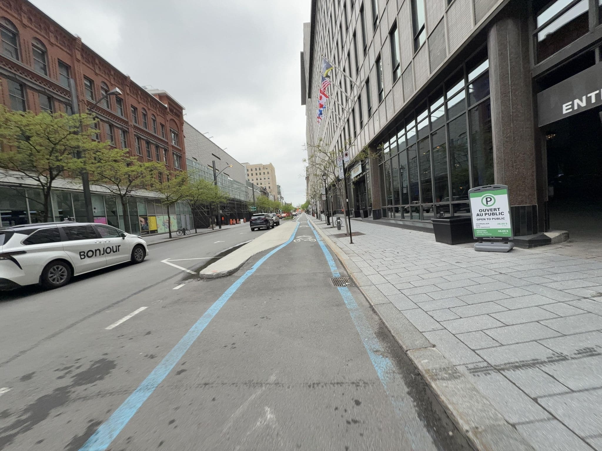 Street view near Glass Bottom Pool at Le Westin Montreal, Ville-Marie — © emmacardinal (CC BY-SA · Mapillary)
