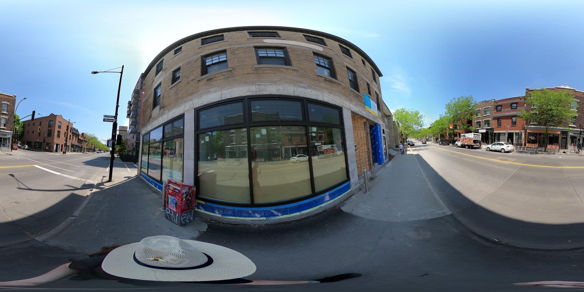 Street view near Auberge Alexandrie, Milton-Parc — © une_abeille (CC BY-SA · Mapillary)