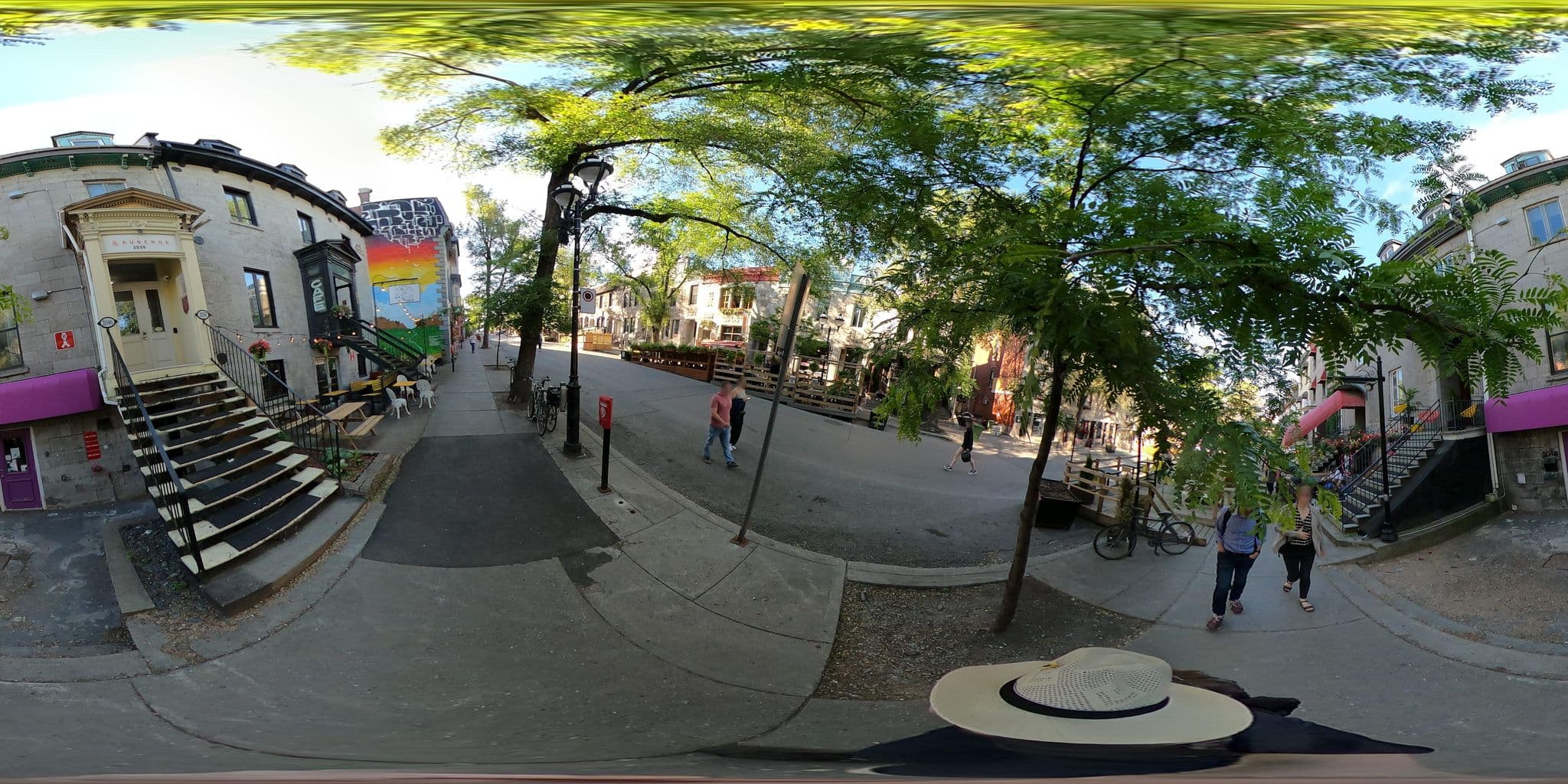 Street view near Le Jardin D'Antoine, Milton-Parc — © une_abeille (CC BY-SA · Mapillary)