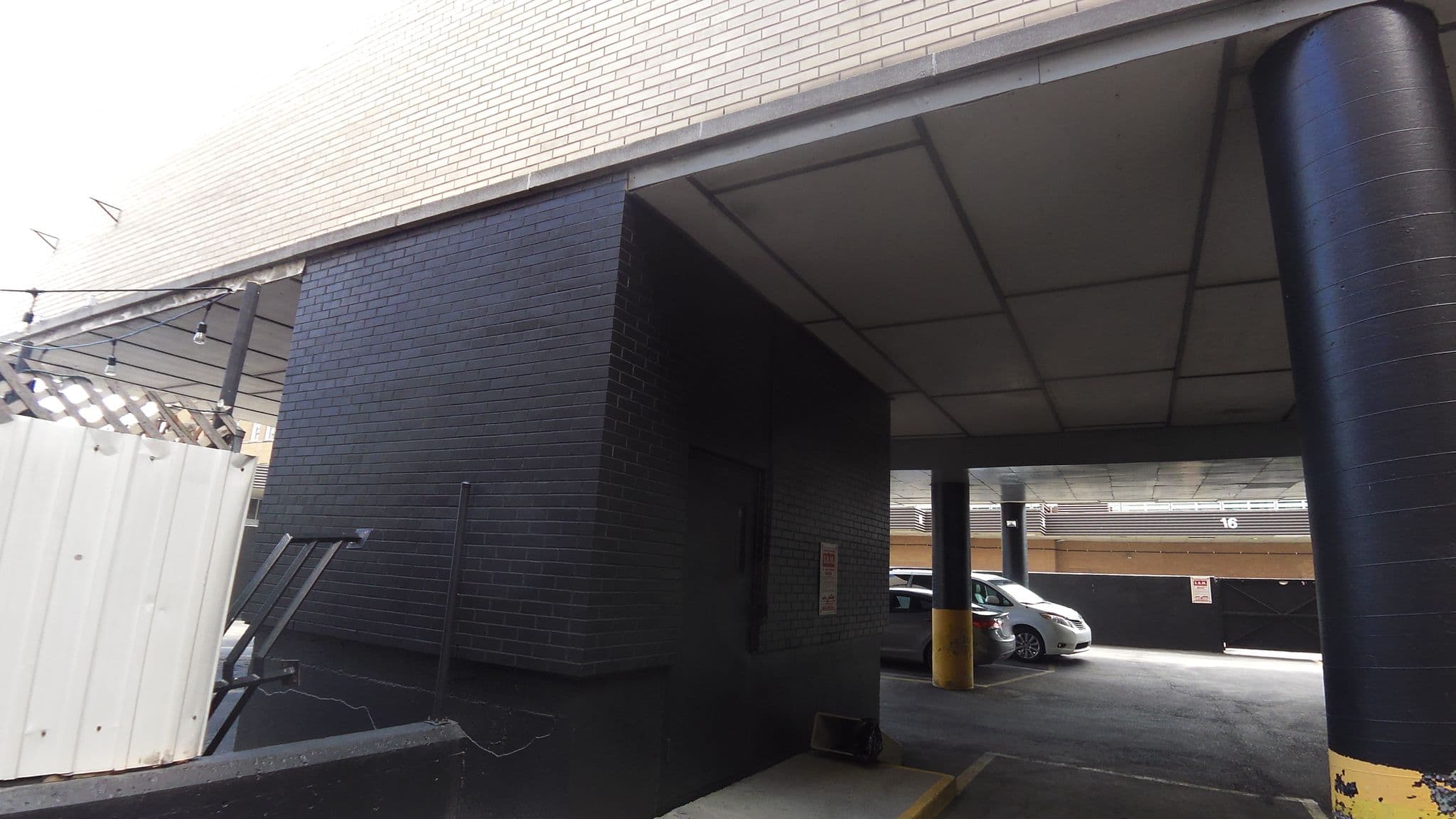 Street view near Samesun Backpackers Montreal, Milton-Parc — © rps333 (CC BY-SA · Mapillary)