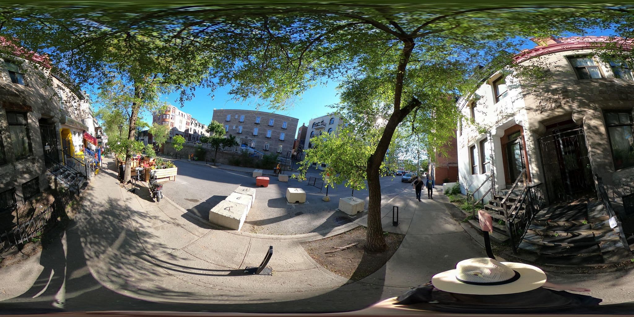 Street view near Hôtel Castel Saint Denis, Milton-Parc — © une_abeille (CC BY-SA · Mapillary)