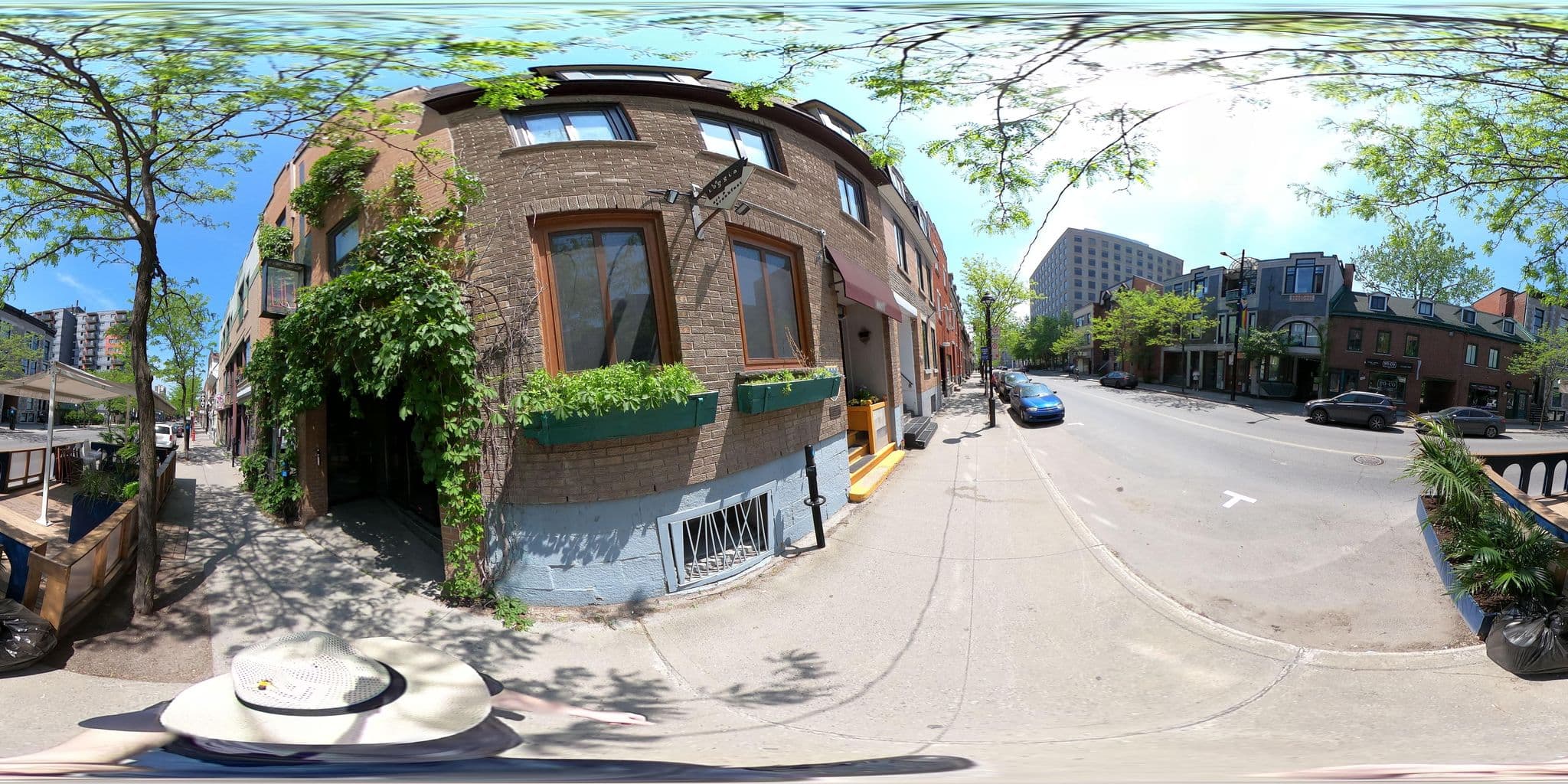 Street view near Roy d'Carreau, Milton-Parc — © une_abeille (CC BY-SA · Mapillary)