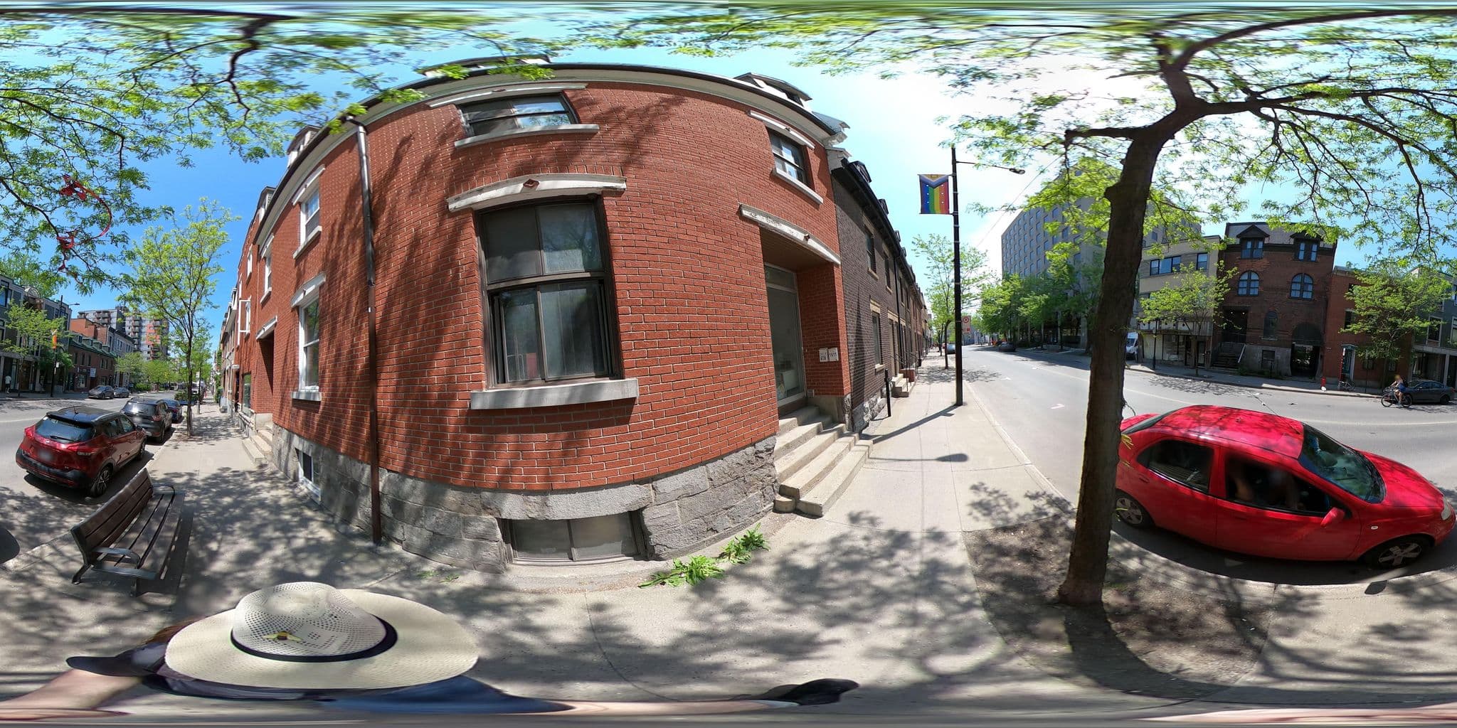 Street view near La Loggia Art B&B, Milton-Parc — © une_abeille (CC BY-SA · Mapillary)