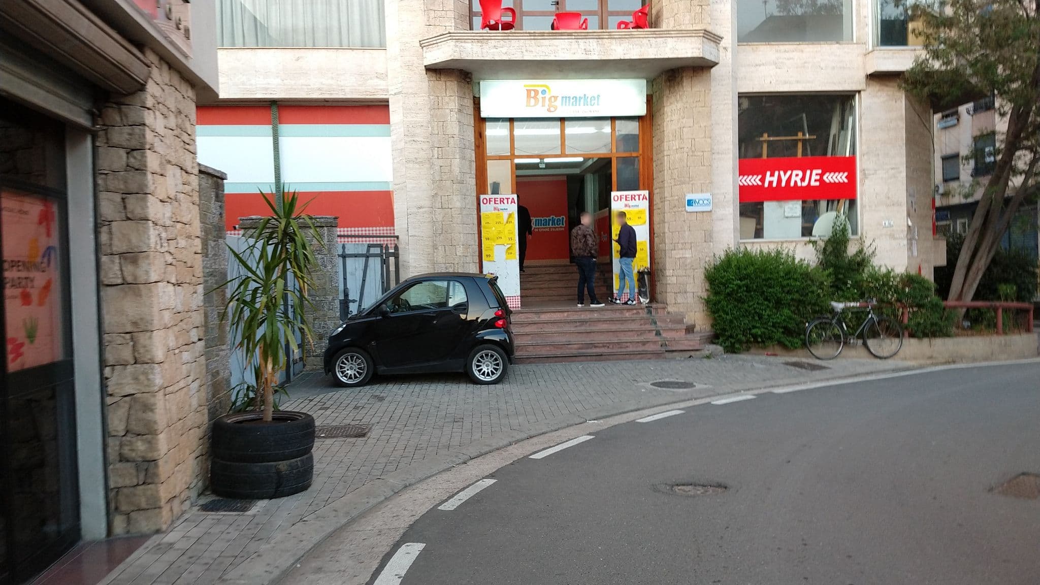 Street view near Mosaic Home, Tirana
