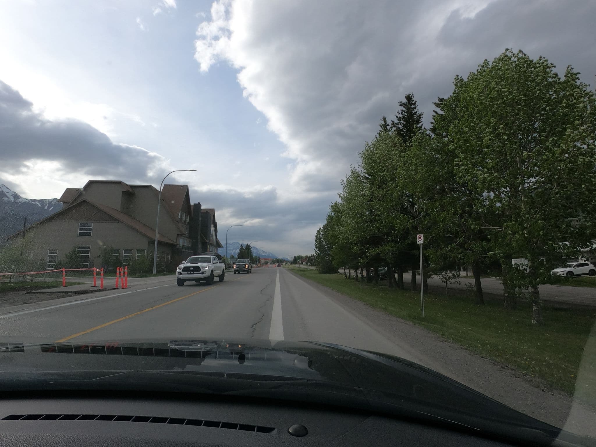 Street view near Samsara Parq&Alpine Escape Resort, Canmore — © adamdunn (CC BY-SA · Mapillary)