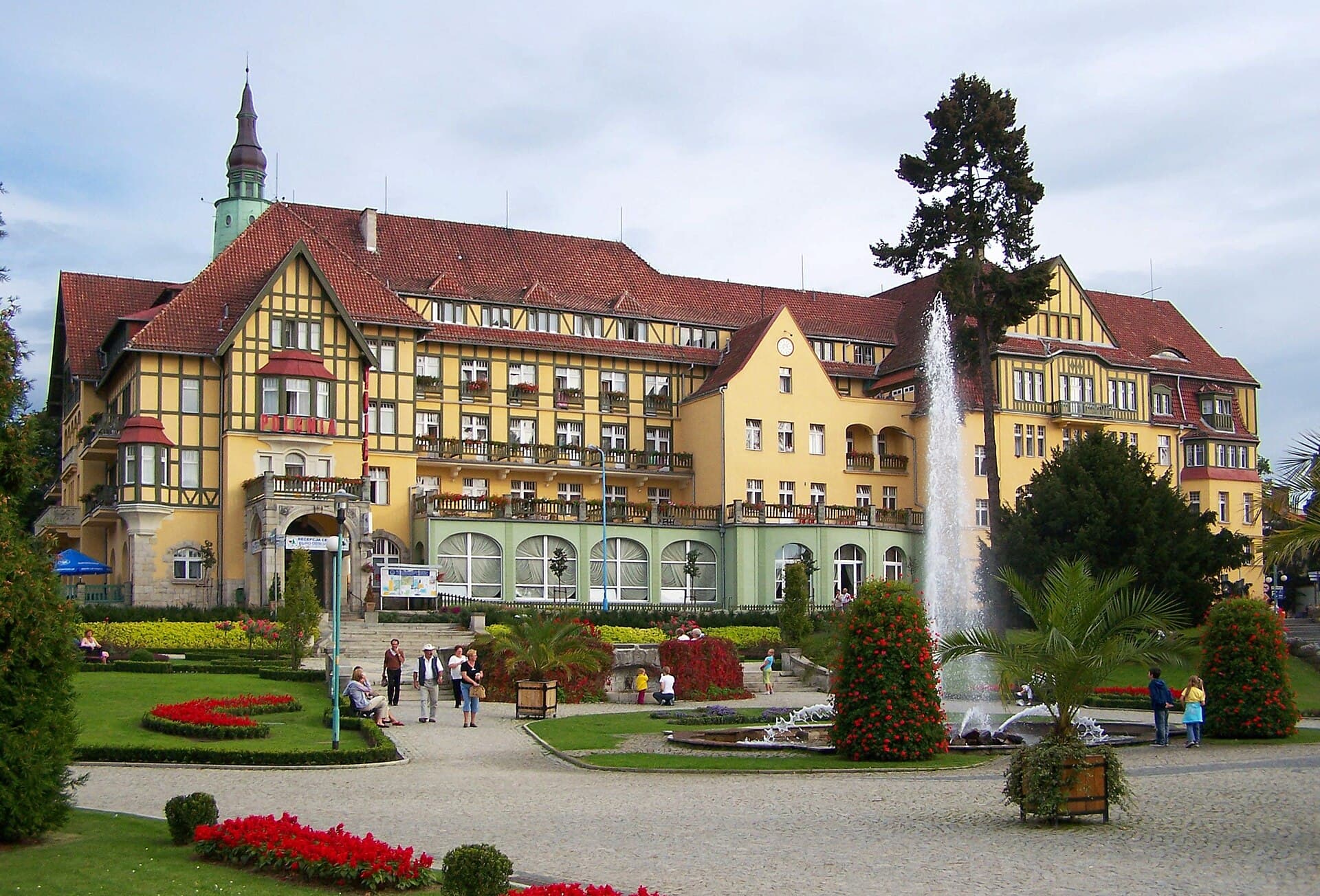 Polonia Hotel (via Wikimedia Commons, CC BY-SA 2.5)