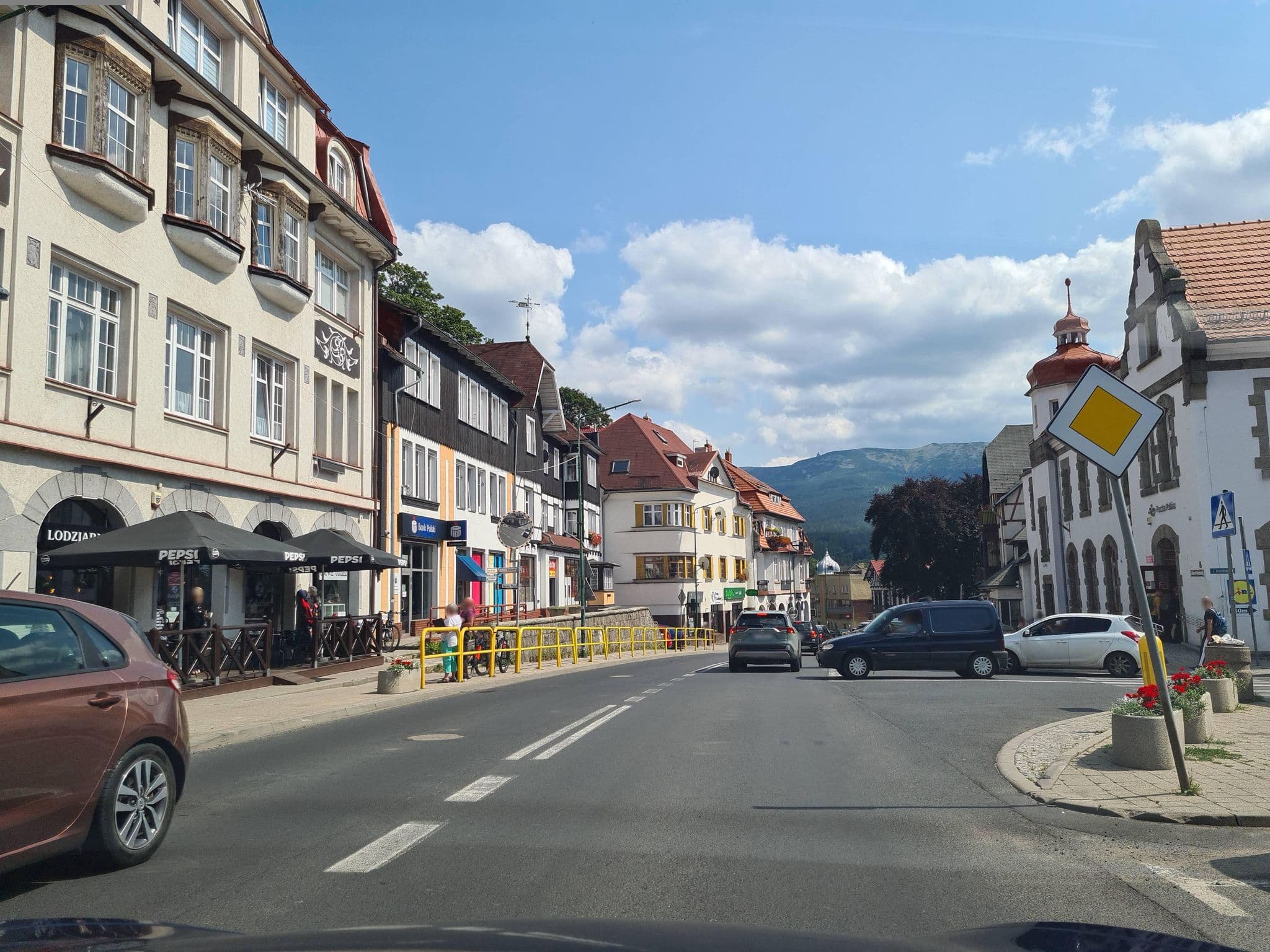Street view near Pod Łabskim Szczytem. Schronisko PTTK, Szklarska Poręba — © kino (CC BY-SA · Mapillary)