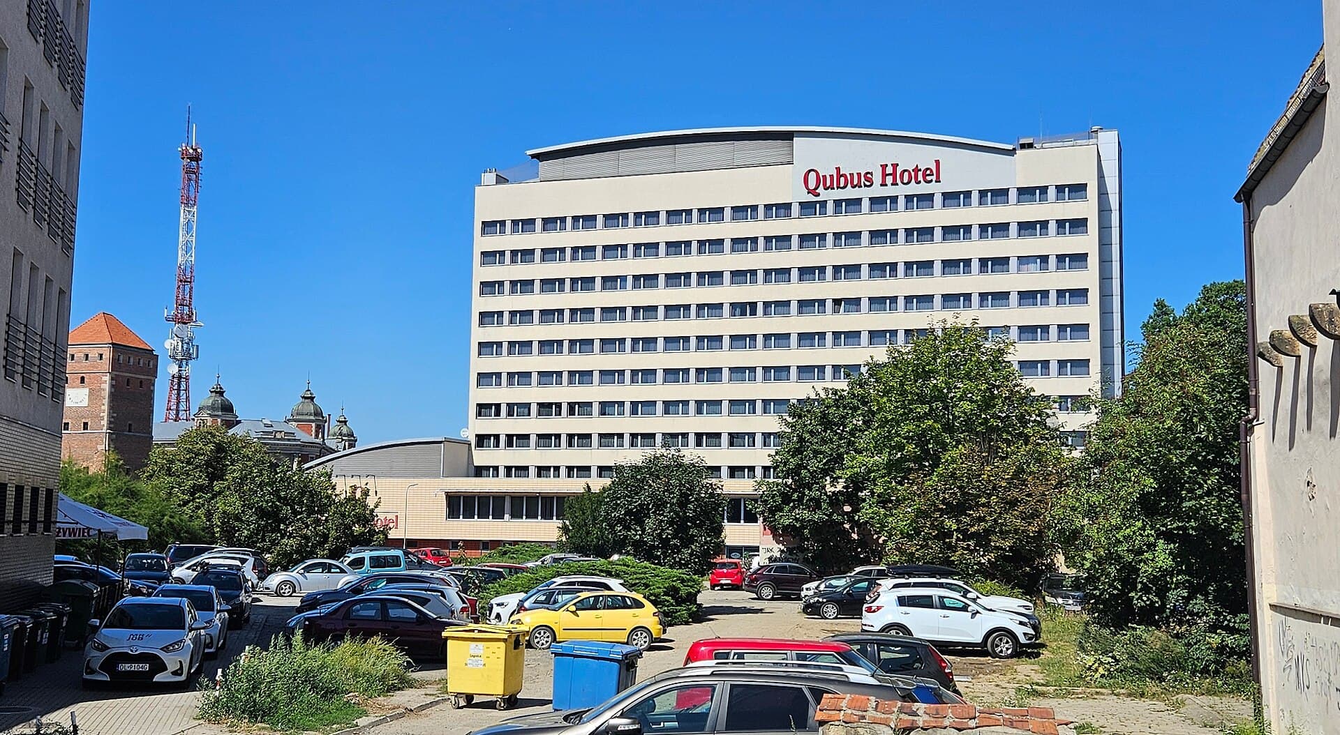 Hotel Qubus Legnica (via Wikimedia Commons, CC BY-SA 4.0)