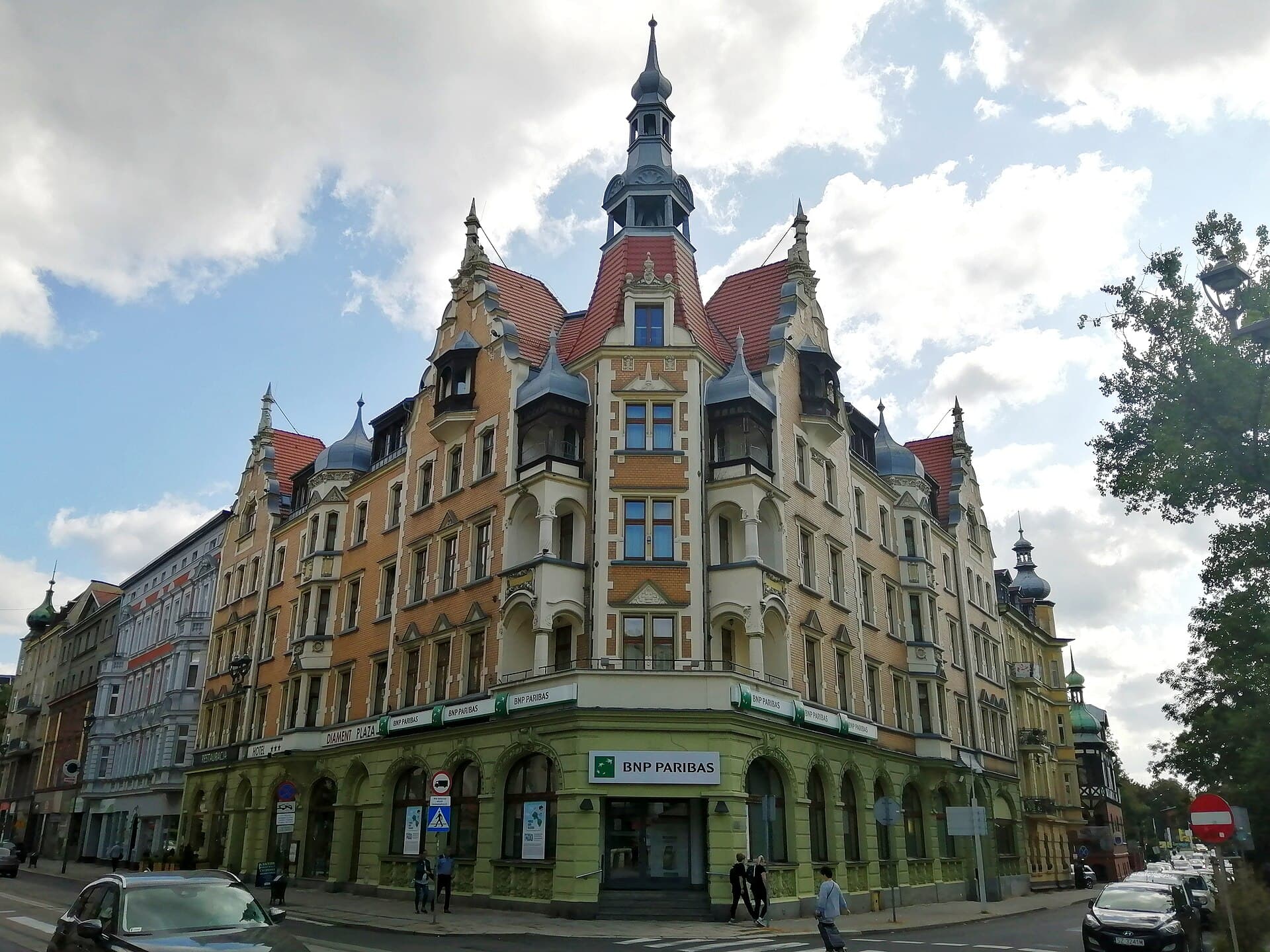 Hotel Diament Plaza Gliwice (via Wikimedia Commons, CC BY-SA 4.0)