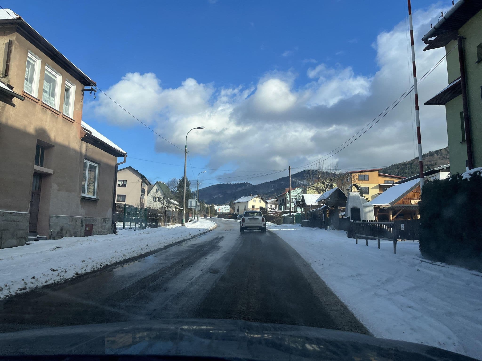 Street view near Apartamenty nad Jeziorem, Międzybrodzie Bialskie — © Tymoteusz_ (CC BY-SA · Mapillary)