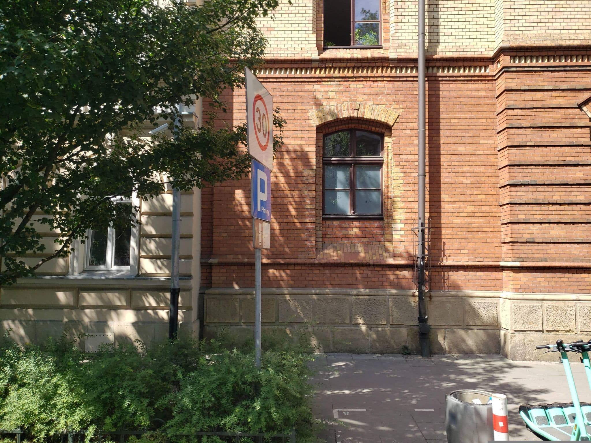 Street view near Tyzenhauz Apartments, Kraków — © mapfool (CC BY-SA · Mapillary)