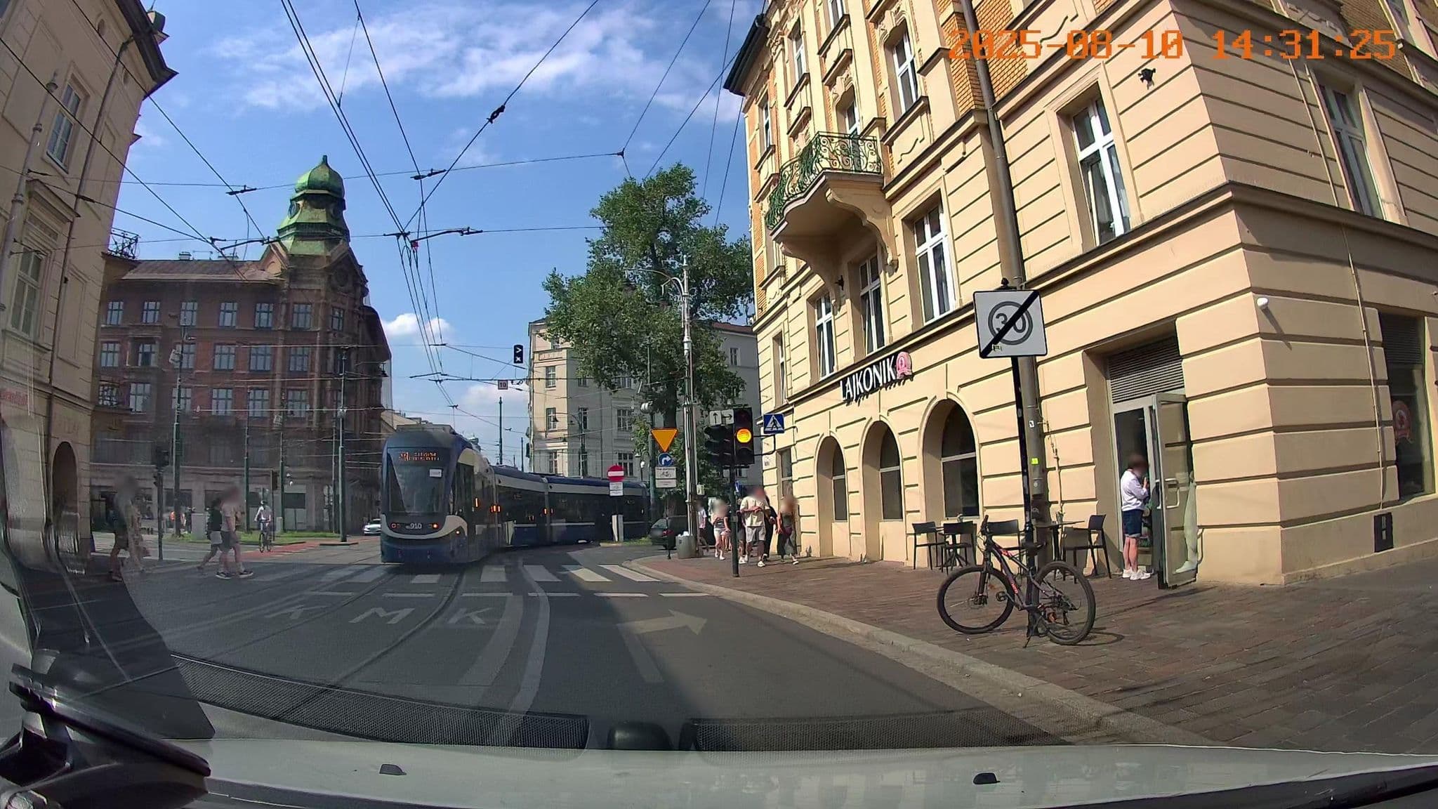 Street view near Tara Firma Handlowo-Usługowa. Bartnik Cecylia. Pralnia Ekologiczna Kraków, Kraków — © jswk (CC BY-SA · Mapillary)