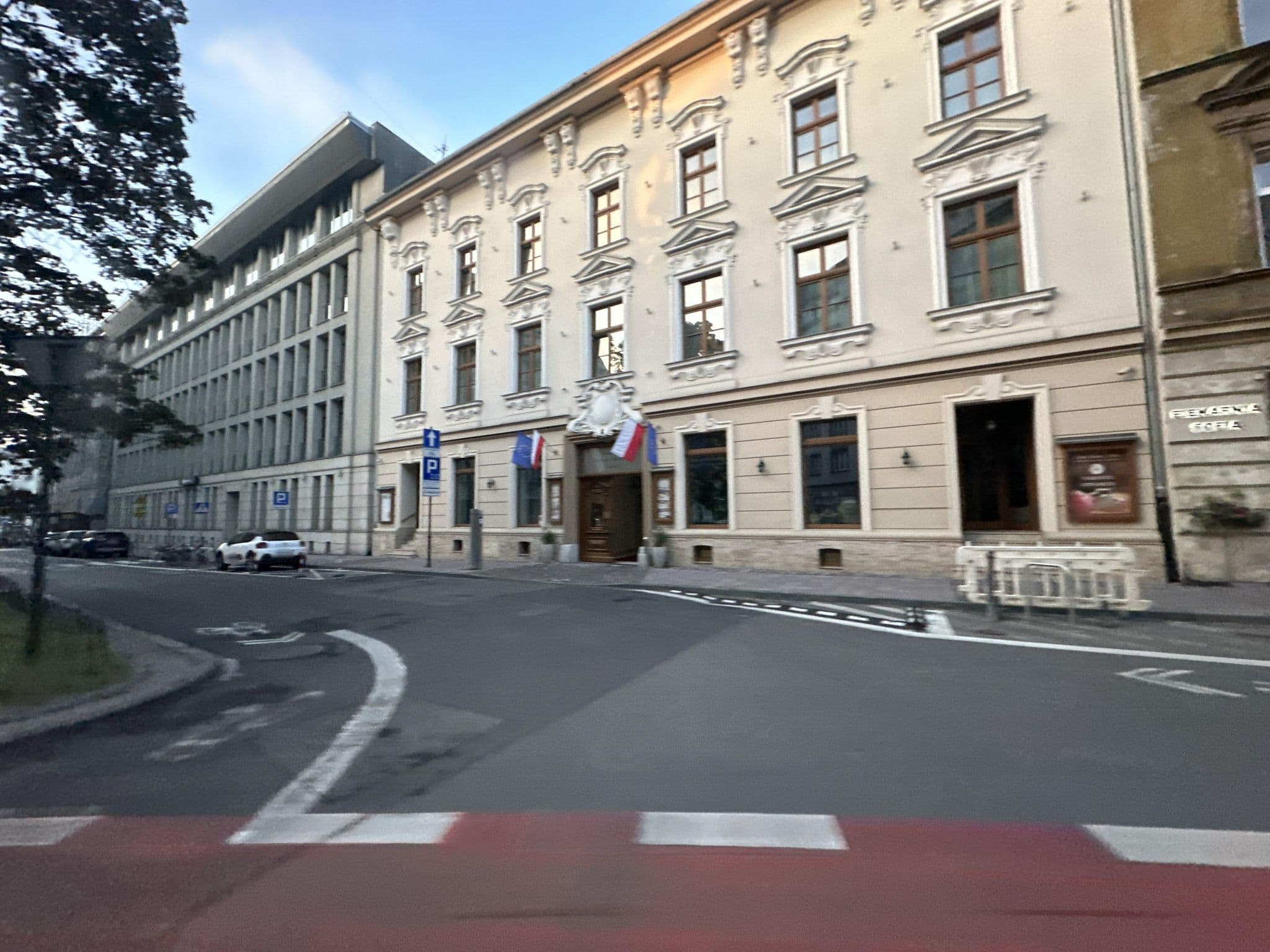 Street view near Hostel Smocza Jama - pokoje, noclegi, apartamenty, Kraków — © quickness805 (CC BY-SA · Mapillary)