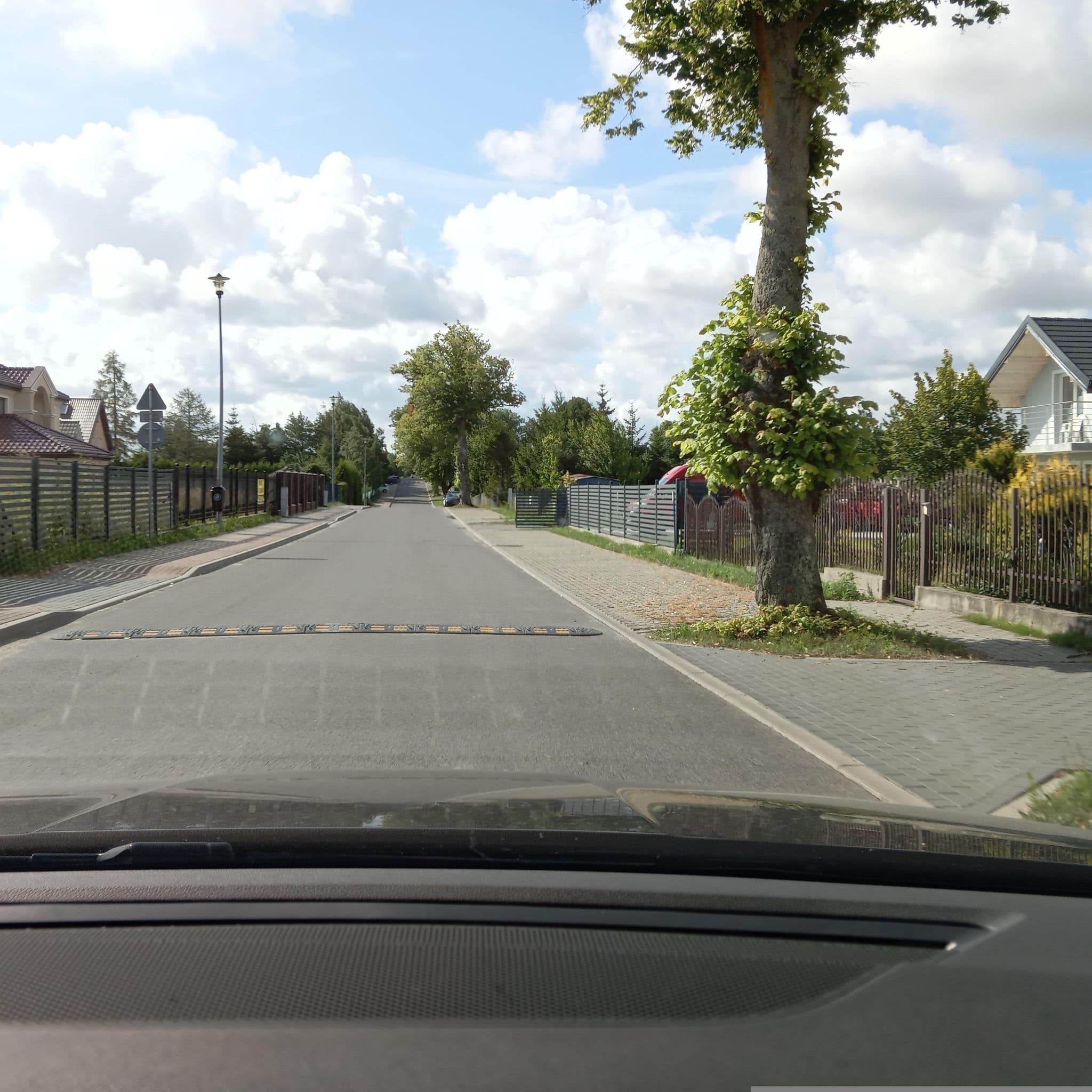 Street view near Julia i Ola. Pokoje gościnne. Woźna A., Ustronie Morskie — © jacekb (CC BY-SA · Mapillary)